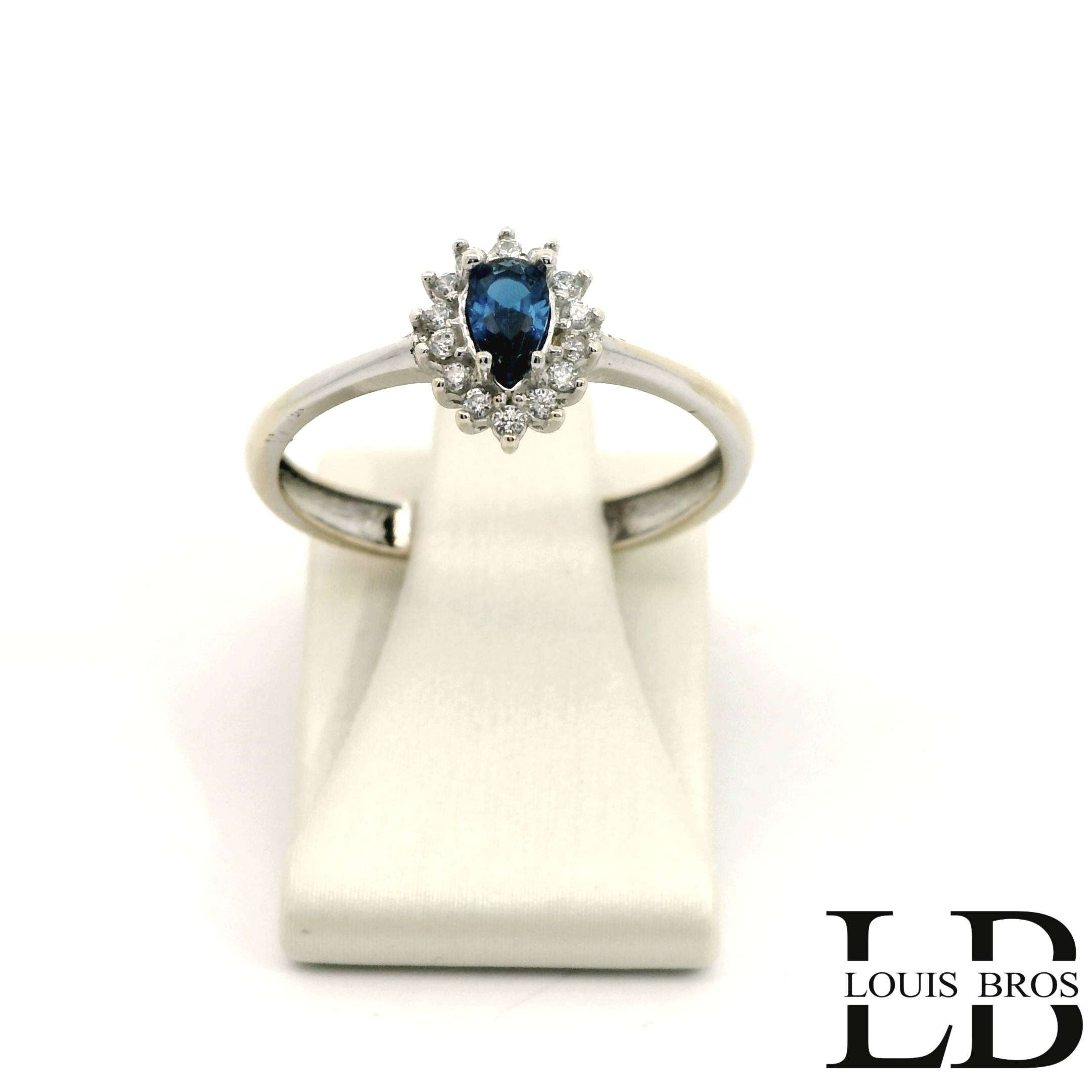 Deze elegante ring is vervaardigd uit 14 karaat witgoud en straalt klasse en verfijning uit. De ring is rondom bezet met schitterende zirkonia’s in een prachtig kleurenspel van blauw en wit. De combinatie van het koele witgoud met de fonkelende stenen zorgt voor een luxe uitstraling die zowel tijdloos als opvallend is.

Het betreft een tweedehands (occasion) sieraad in uitstekende staat – professioneel gecontroleerd en gepolijst voor een mooie afwerking. Perfect voor wie op zoek is naar een unieke en betaalbare ring met karakter en stijl.

Details:

Materiaal: 14 karaat witgoud

Stenen: Blauwe en witte zirkonia, rondom gezet

Staat: Zeer goed, occasion

Gewicht: 1.83 gr

Een prachtige ring voor dagelijks gebruik of als bijzonder cadeau.