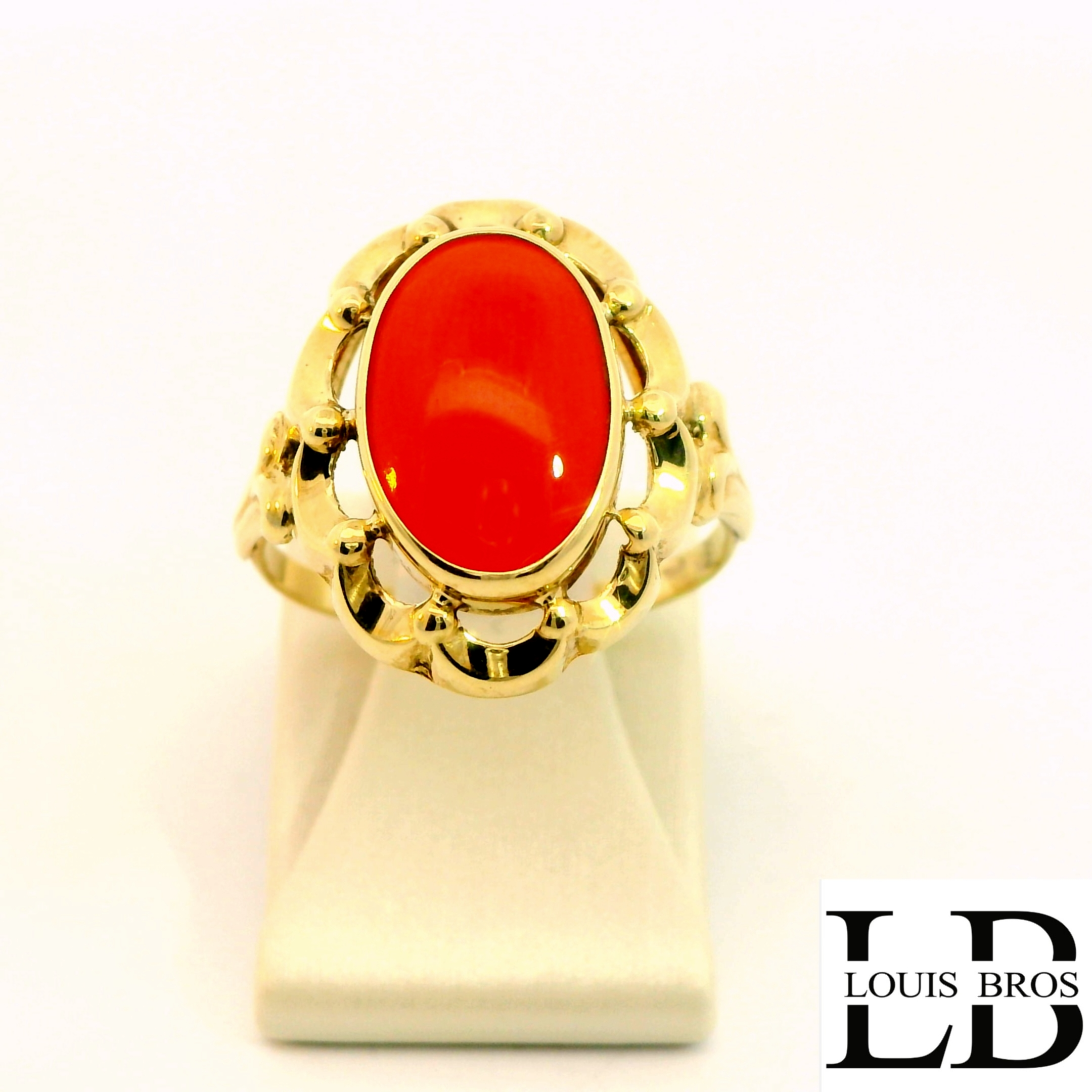 Prachtige vintage ring vervaardigd uit 14 karaat geelgoud, bezet met een authentieke bloedkoraal steen. De warme, diepe roodtint van de bloedkoraal vormt een schitterend contrast met het glanzende geelgoud. Een klassiek en stijlvol ontwerp met een tijdloze uitstraling.

Deze tweedehands (occasion) ring verkeert in uitstekende staat en is professioneel nagekeken en gereinigd. Ideaal voor liefhebbers van karaktervolle sieraden of voor wie een bijzonder en elegant accent aan hun collectie wil toevoegen.

Details:

Materiaal: 14 karaat geelgoud

Steen: Natuurlijke bloedkoraal

Staat: Zeer goed, occasion

Gewicht: 2.95 gr

Een uniek sieraad met een warme uitstraling – perfect als cadeau of als waardevolle toevoeging aan je eigen sieradencollectie.