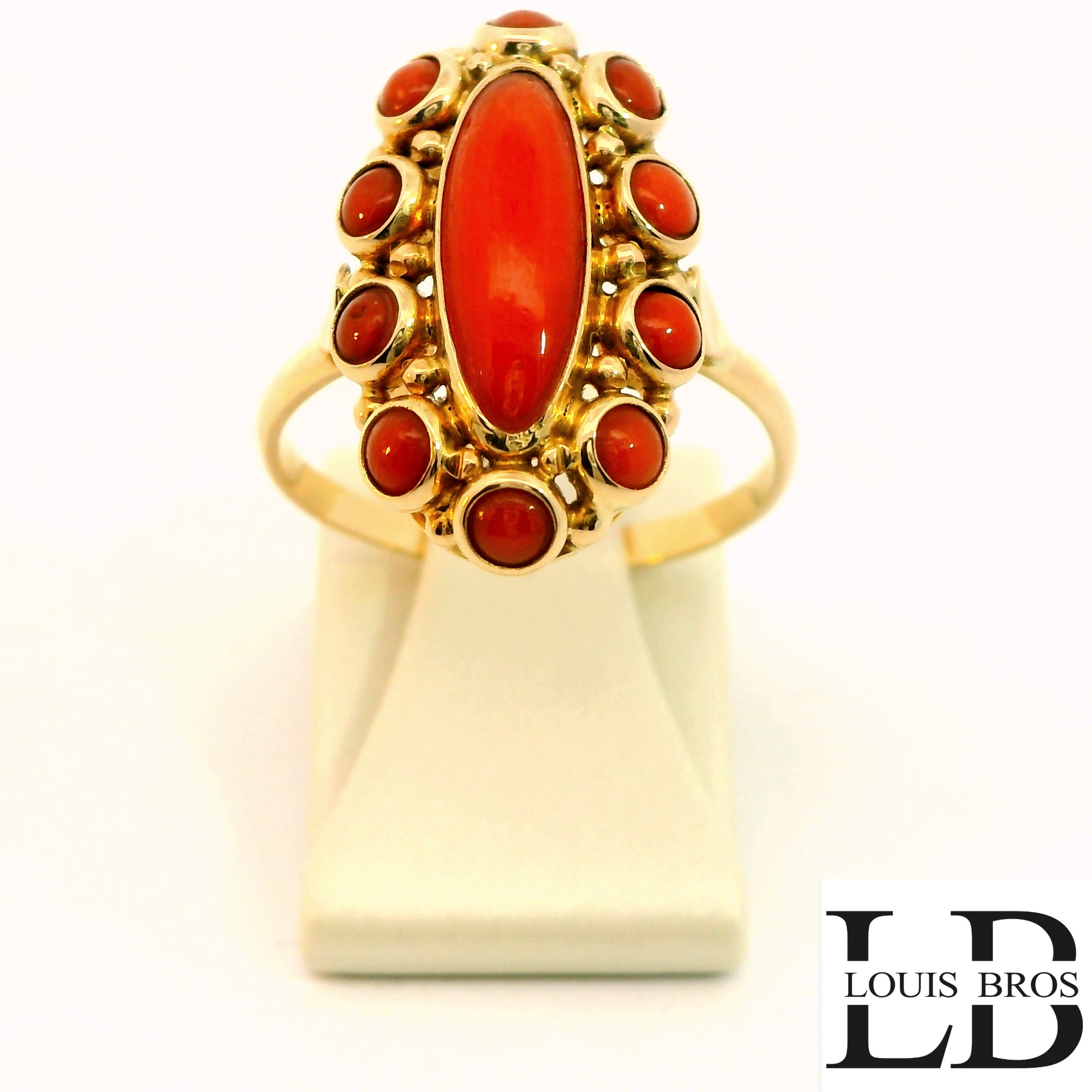 Prachtige vintage ring vervaardigd uit 14 karaat geelgoud, bezet met een authentieke bloedkoraal steen. De warme, diepe roodtint van de bloedkoraal vormt een schitterend contrast met het glanzende geelgoud. Een klassiek en stijlvol ontwerp met een tijdloze uitstraling.

Deze tweedehands (occasion) ring verkeert in uitstekende staat en is professioneel nagekeken en gereinigd. Ideaal voor liefhebbers van karaktervolle sieraden of voor wie een bijzonder en elegant accent aan hun collectie wil toevoegen.

Details:

Materiaal: 14 karaat geelgoud

Steen: Natuurlijke bloedkoraal

Staat: Zeer goed, occasion

Gewicht: 4.60 gr

Een uniek sieraad met een warme uitstraling – perfect als cadeau of als waardevolle toevoeging aan je eigen sieradencollectie.