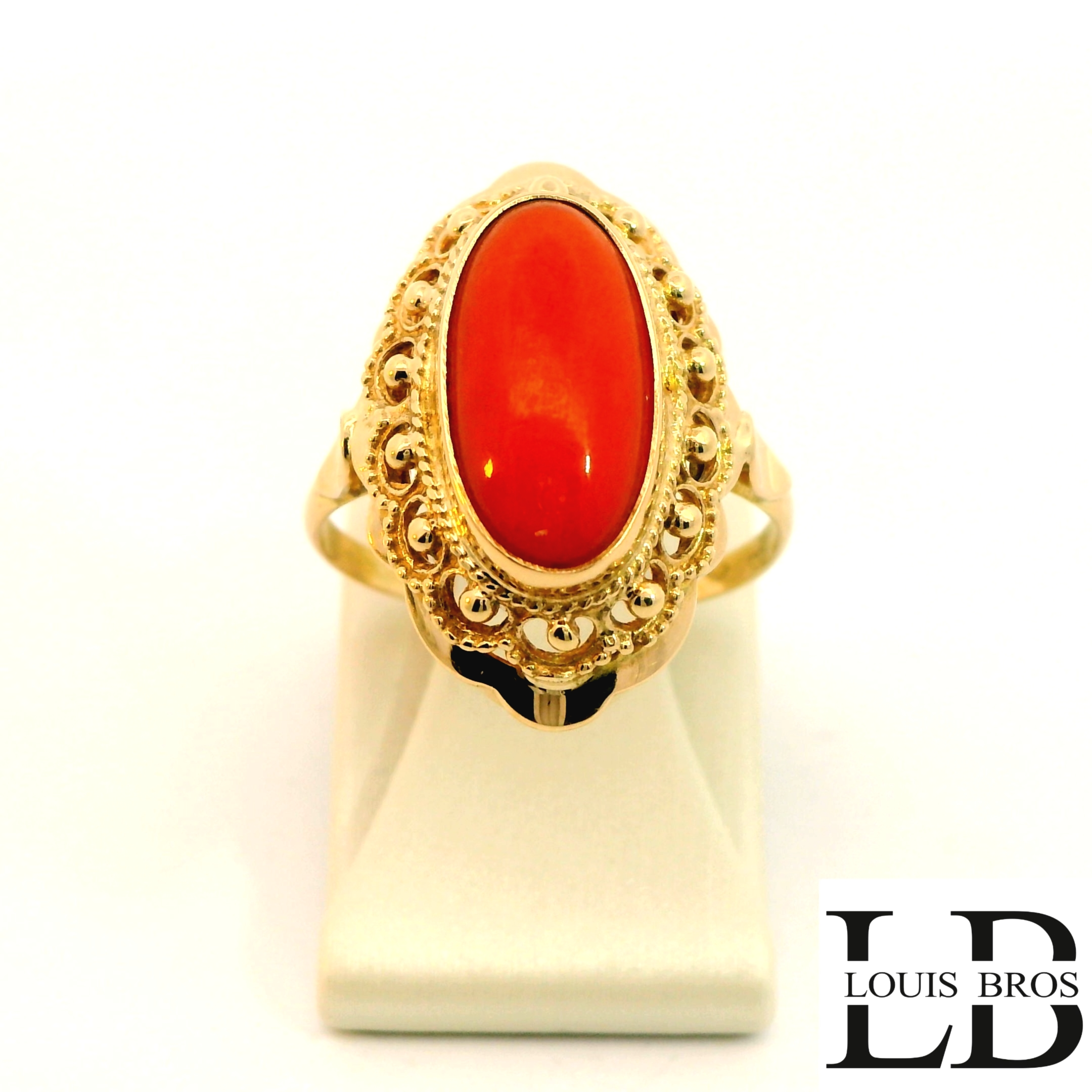Prachtige vintage ring vervaardigd uit 14 karaat geelgoud, bezet met een authentieke bloedkoraal steen. De warme, diepe roodtint van de bloedkoraal vormt een schitterend contrast met het glanzende geelgoud. Een klassiek en stijlvol ontwerp met een tijdloze uitstraling.

Deze tweedehands (occasion) ring verkeert in uitstekende staat en is professioneel nagekeken en gereinigd. Ideaal voor liefhebbers van karaktervolle sieraden of voor wie een bijzonder en elegant accent aan hun collectie wil toevoegen.

Details:

Materiaal: 14 karaat geelgoud

Steen: Natuurlijke bloedkoraal

Staat: Zeer goed, occasion

Gewicht: 2.77 gr

Een uniek sieraad met een warme uitstraling – perfect als cadeau of als waardevolle toevoeging aan je eigen sieradencollectie.