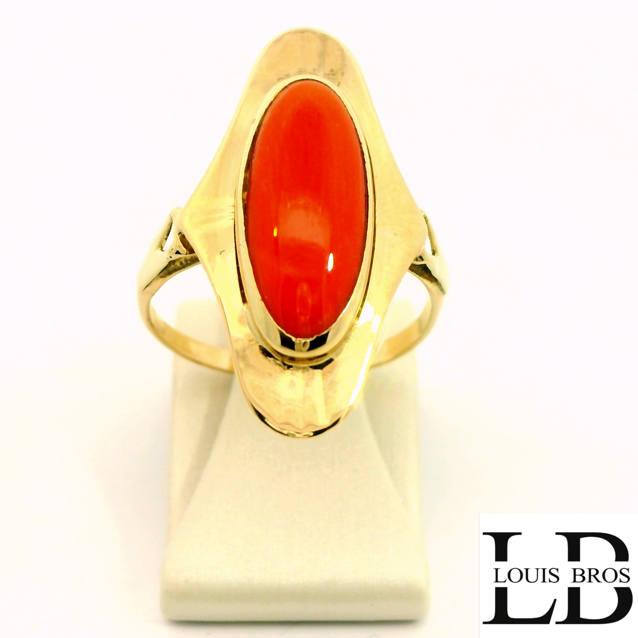Prachtige vintage ring vervaardigd uit 14 karaat geelgoud, bezet met een authentieke bloedkoraal steen. De warme, diepe roodtint van de bloedkoraal vormt een schitterend contrast met het glanzende geelgoud. Een klassiek en stijlvol ontwerp met een tijdloze uitstraling.

Deze tweedehands (occasion) ring verkeert in uitstekende staat en is professioneel nagekeken en gereinigd. Ideaal voor liefhebbers van karaktervolle sieraden of voor wie een bijzonder en elegant accent aan hun collectie wil toevoegen.

Details:

Materiaal: 14 karaat geelgoud

Steen: Natuurlijke bloedkoraal

Staat: Zeer goed, occasion

Gewicht: 3.32 gr

Een uniek sieraad met een warme uitstraling – perfect als cadeau of als waardevolle toevoeging aan je eigen sieradencollectie.