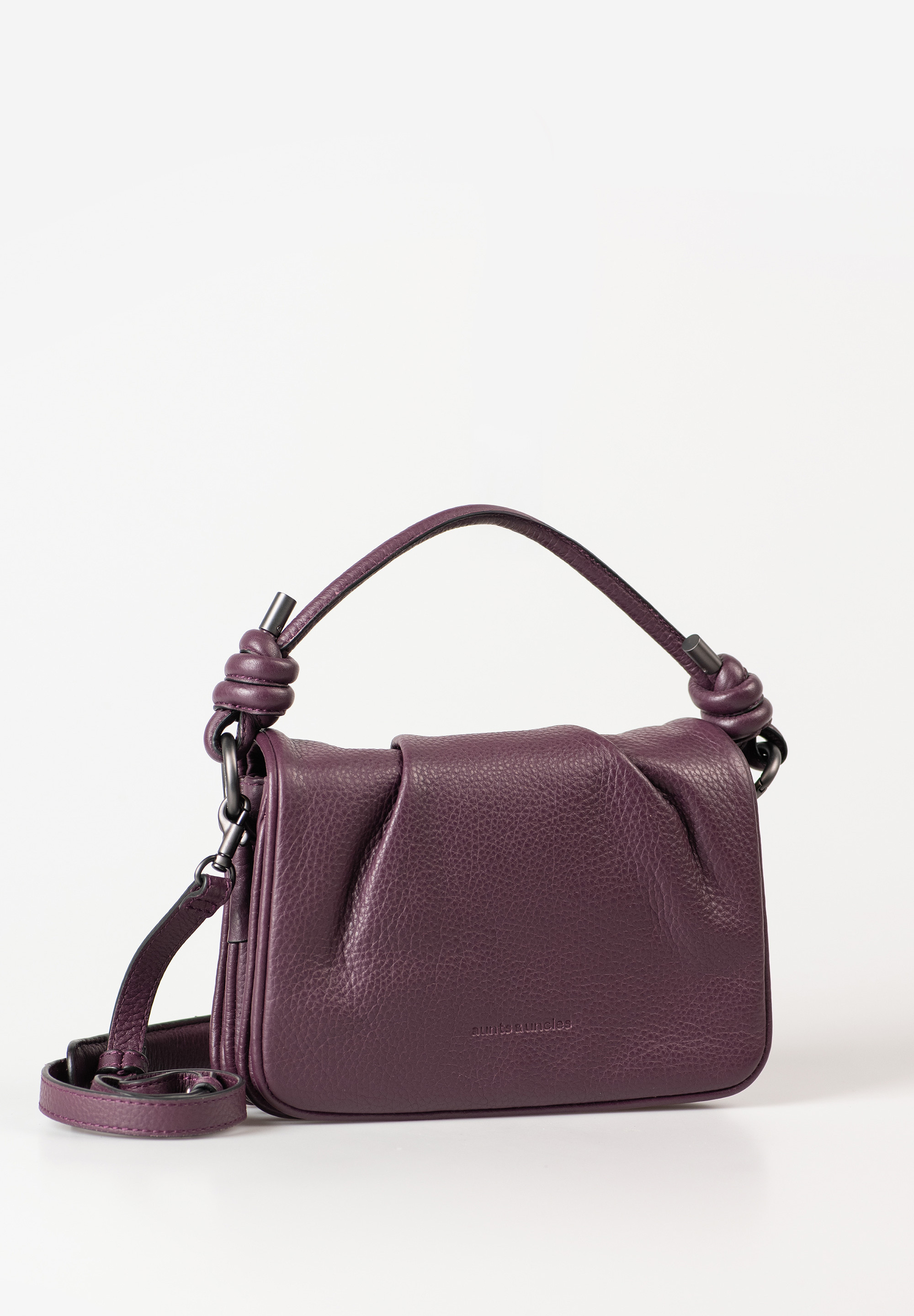 Twinkle – Where Elegance Meets Everyday Ease
Laat je stijl schitteren met Twinkle – de perfecte mix van verfijning en functionaliteit. Deze elegante flap bag, met zijn iconische knoopdetail op het slanke handvat, is ontworpen als jouw veelzijdige metgezel voor elke gelegenheid. Draag hem chic in de hand of praktisch als crossbody dankzij de verstelbare schouderriem met comfortabel schouderpad.

Met drie overzichtelijke hoofdvakken, een handig kaartsleufje en een sleutelriempje blijft alles moeiteloos georganiseerd. Gemaakt van hoogwaardig, zacht nappa-leer en met zorg met de hand vervaardigd – voor een look die even stijlvol als verantwoord is.

Details die het verschil maken:

Crossbody en handtas in één

Magnetische flap-sluiting

Drie aparte hoofdvakken

Kaartsleuf & sleutelriem

Afneembaar handvat met knoopdetail

Verstelbare, afneembare schouderriem met schouderpad

Inclusief stofzak

Kleur: Merlot
Formaat: ca. 19 × 5 × 14 cm | Inhoud: ca. 1 L
Materiaal: Zacht nappa-leer (LWG-gecertificeerd)

Duurzaam & ethisch vervaardigd.
Als lid van de Leather Working Group staat aunts & uncles garant voor milieubewuste productie, eerlijke arbeidsomstandigheden en zorgvuldig gebruik van natuurlijke hulpbronnen.