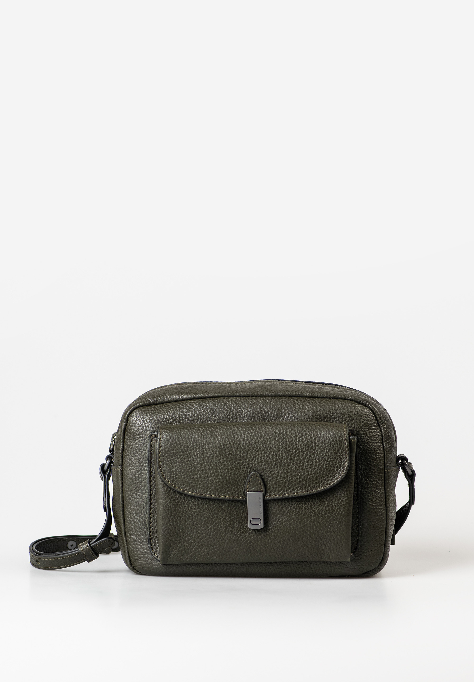 Posh – Tijdloos, Praktisch, Elegant
Stijlvol én slim georganiseerd: Posh is de ideale crossbody voor wie houdt van tijdloze klasse met een functionele twist. De gestructureerde boxvorm en de elegante sluiting aan de voorkant geven deze camera bag een verfijnde uitstraling, terwijl het slimme interieur zorgt voor ultiem gemak onderweg.

Met een ruim hoofdvak met rits, een extra veilige achterzak en een handige voorvak heb je altijd snel toegang tot je essentials. Binnenin vind je diverse vakken, een uitneembaar textieltasje en een sleutelriempje voor optimale organisatie. De verstelbare schouderband met schouderpad zorgt ervoor dat je hem de hele dag comfortabel draagt – waar je ook naartoe gaat.

Waarom je Posh wilt hebben:

Hoofdvak met ritssluiting

Veilig achtervak met extra drukknoop

Stijlvol voorvak met magneetsluiting

Binnenvak met rits & kaarthouder met twee sleuven

Sleutelriempje & uitneembaar textieltasje

Verstelbare schouderriem met schouderpad

Inclusief stofzak voor opbergen

Kleur: Ivy Green
Formaat: ca. 21 × 8,5 × 15 cm | Inhoud: ca. 2,5 L
Materiaal: Zacht nappa-leer (LWG-gecertificeerd)

Verantwoord vakmanschap.
Met zorg met de hand gemaakt van duurzaam, LWG-gecertificeerd leer – voor een eerlijke en milieubewuste keuze met stijl.