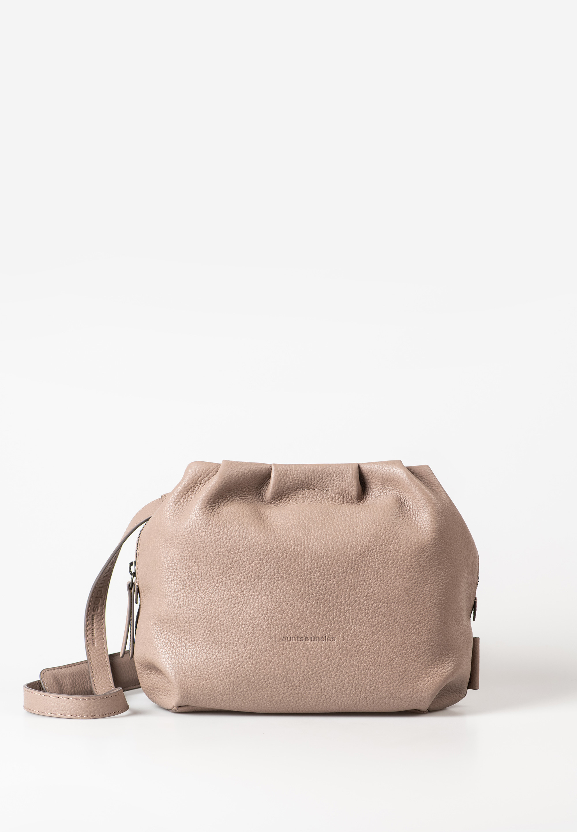 Honey – Zacht, Ruim & Stijlvol
De Honey tas is een echte allemansvriend: heerlijk zacht, verrassend ruim en moeiteloos elegant. Het soepel generfde nappa-leer en de nonchalante plooien geven deze tas haar karakteristieke, knuffelbare vorm – perfect voor een stijlvolle, relaxte dagelijkse look.

Binnenin zorgt een slimme indeling met diverse vakken, een sleutelriempje en een uitneembaar extra etuitje voor rust en overzicht. Of je nu je telefoon, sleutels of kleine essentials bij de hand wilt houden – met Honey heb je alles stijlvol georganiseerd. De verstelbare crossbodyband met schouderpad biedt bovendien maximaal draagcomfort, de hele dag door.

Waarom jij Honey wilt hebben:

Hoofdvak met ritssluiting

Binnenvak met rits, steekvak en kaartsleuf

Sleutelriempje

Uitneembaar etui met klittenbandsluiting

Afneembare en verstelbare schouderriem met schouderpad

Inclusief lichtgekleurde voering & stofzak

Kleur: Portabella
Formaat: ca. 23,5 × 10 × 20 cm | Inhoud: ca. 4,5 L
Materiaal: Boterzacht nappa-leer (LWG-gecertificeerd)

Duurzaam & met zorg gemaakt.
Met de hand vervaardigd van milieubewust geproduceerd leer – afkomstig van LWG-gecertificeerde looierijen. Voor een bewuste keuze die mens én natuur respecteert.
