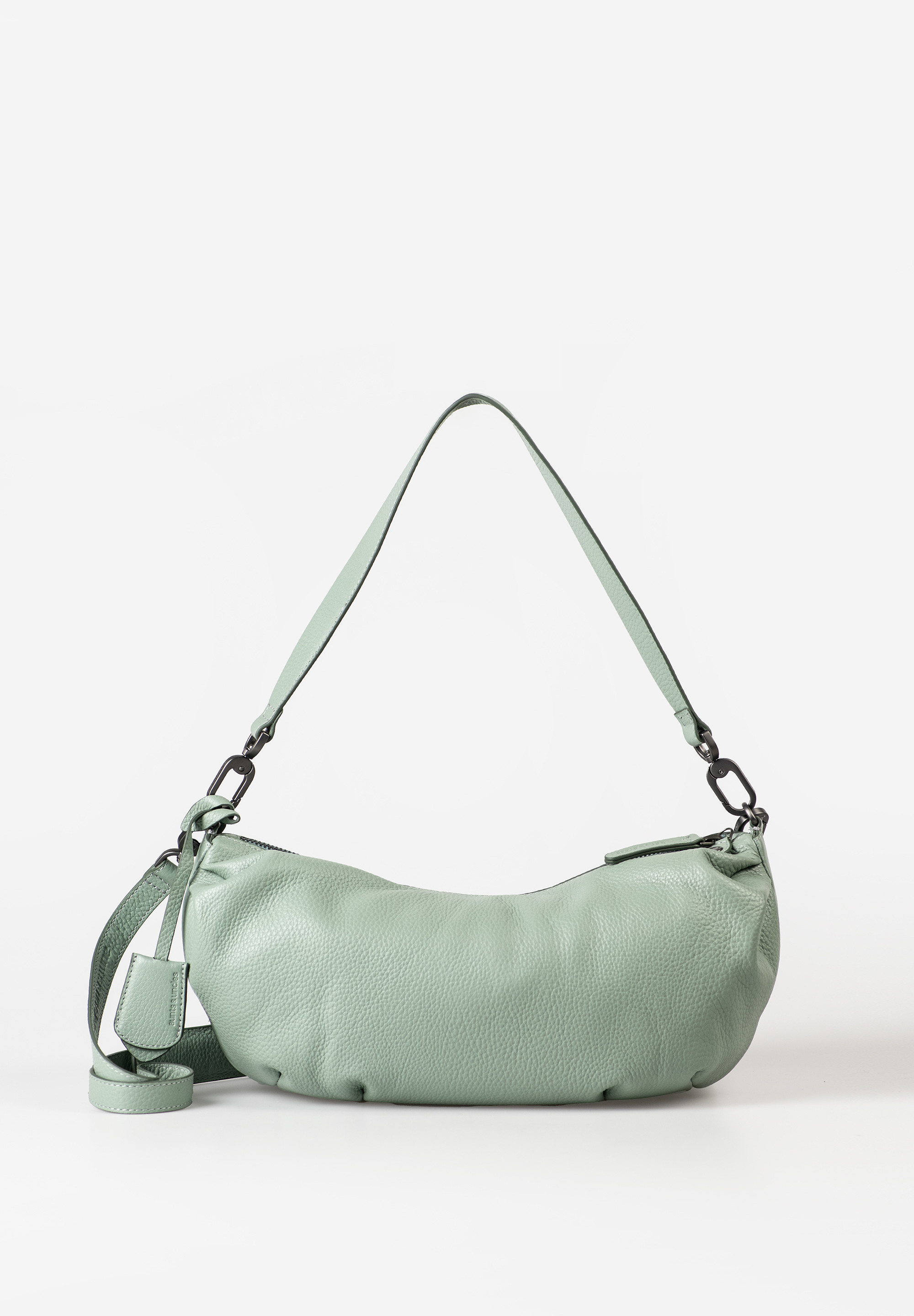Sparkle – Nonchalant Chic met een Glansje
De Sparkle is jouw stijlvolle metgezel voor elke dag – ruim, zacht en verrassend veelzijdig. Met haar relaxte halvemaanvorm en boterzacht, generfd nappa-leer sluit deze tas moeiteloos aan op je lichaam en je look. Of je haar nu draagt met de brede schouderband of als crossbody – comfort en stijl gaan hier hand in hand.

Binnenin biedt Sparkle overzicht en gemak: meerdere vakken, een uitneembaar etuitje en een sleutelriempje houden alles netjes op z’n plek. En als subtiel extraatje? Een afneembaar leren adreslabel – perfect voor op reis of als persoonlijke touch.

Wat Sparkle zo bijzonder maakt:

Hoofdvak met rits én extra drukknoop

Binnenvak met rits, kaartsleuf & sleutelriempje

Uitneembaar etui met klittenbandsluiting, ideaal voor je smartphone

Brede, afneembare schouderband én verstelbare crossbodyriem

Afneembaar leren adreslabel

Lichtgekleurde voering & stofzak inbegrepen

Kleur: Sage Green
Formaat: ca. 32 × 12 × 14 cm | Inhoud: ca. 5 L
Materiaal: Zacht nappa-leer (LWG-gecertificeerd)

Met zorg gemaakt.
Met de hand vervaardigd uit verantwoord geproduceerd leer, afkomstig van LWG-gecertificeerde looierijen. Voor een duurzame stijl die goed voelt én eruitziet.