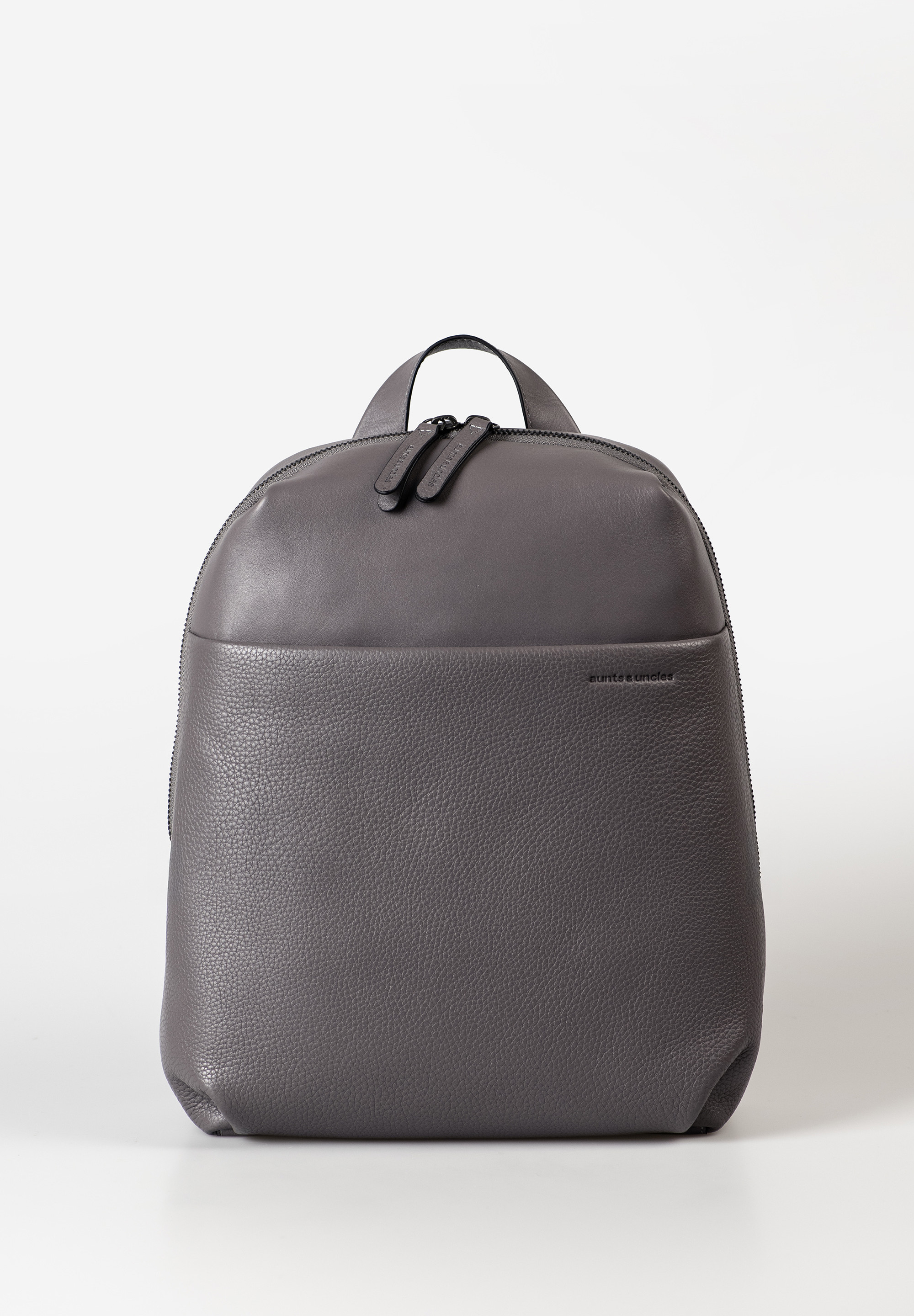 Charm – Luxe, Comfort & Praktisch in Eén
Charm doet haar naam eer aan – een elegante rugzak die charme en functionaliteit perfect combineert. Gemaakt van een verfijnde mix van glad en generfd nappa-leer, straalt deze tas pure luxe uit. Dankzij het ruime ontwerp met slimme indeling is Charm dé ideale metgezel voor werk, vrije tijd en alles daartussenin.

Het hoofdvak opent volledig via een praktische dubbele ritssluiting rondom, zodat je altijd overzicht hebt. Binnenin vind je een gewatteerd vak voor je tablet, diverse opbergmogelijkheden, een sleutelriempje én een uitneembaar etuitje. Voor snelle toegang is er een extra veilige ritszak aan de achterkant – ideaal voor je smartphone of sleutels.

Waarom Charm jouw nieuwe favoriet wordt:

Hoofdvak met rondomlopende ritssluiting

Voorvak met verborgen rits

Achtervak met rits en extra drukknoopsluiting

Gewatteerd binnenvak voor tablet

Binnenvak met rits, groot insteekvak, pennenhouders

Sleutelriempje & uitneembaar etui met rits

Stevige korte handgreep

Luxe mix van glad & generfd leer

Lichtgekleurde voering

Kleur: Eiffel Tower
Formaat: ca. 26 × 11 × 33 cm | Inhoud: ca. 9 L
Materiaal: Zacht nappa-leer (LWG-gecertificeerd)

Met zorg gemaakt.
Charm is handgemaakt van hoogwaardig, duurzaam leer afkomstig van LWG-gecertificeerde looierijen – voor een stijlvolle en bewuste keuze, dag na dag.

Laat me gerust weten als je ook een korte versie of social media-tekst wilt!





Charm – Luxe, Comfort & Praktisch in Eén
Charm doet haar naam eer aan – een elegante rugzak die charme en functionaliteit perfect combineert. Gemaakt van een verfijnde mix van glad en generfd nappa-leer, straalt deze tas pure luxe uit. Dankzij het ruime ontwerp met slimme indeling is Charm dé ideale metgezel voor werk, vrije tijd en alles daartussenin.

Het hoofdvak opent volledig via een praktische dubbele ritssluiting rondom, zodat je altijd overzicht hebt. Binnenin vind je een gewatteerd vak voor je tablet, diverse opbergmogelijkheden, een sleutelriempje én een uitneembaar etuitje. Voor snelle toegang is er een extra veilige ritszak aan de achterkant – ideaal voor je smartphone of sleutels.

Waarom Charm jouw nieuwe favoriet wordt:

Hoofdvak met rondomlopende ritssluiting

Voorvak met verborgen rits

Achtervak met rits en extra drukknoopsluiting

Gewatteerd binnenvak voor tablet

Binnenvak met rits, groot insteekvak, pennenhouders

Sleutelriempje & uitneembaar etui met rits

Stevige korte handgreep

Luxe mix van glad & generfd leer

Lichtgekleurde voering

Kleur: Eiffel Tower
Formaat: ca. 26 × 11 × 33 cm | Inhoud: ca. 9 L
Materiaal: Zacht nappa-leer (LWG-gecertificeerd)

Met zorg gemaakt.
Charm is handgemaakt van hoogwaardig, duurzaam leer afkomstig van LWG-gecertificeerde looierijen – voor een stijlvolle en bewuste keuze, dag na dag.


