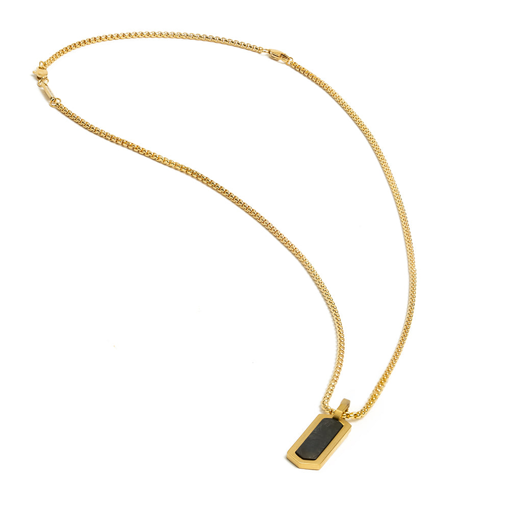 Draag deze stijlvolle ketting over een eenvoudig kledingstuk om het te accentueren, of combineer het met andere sieraden voor een complete look.