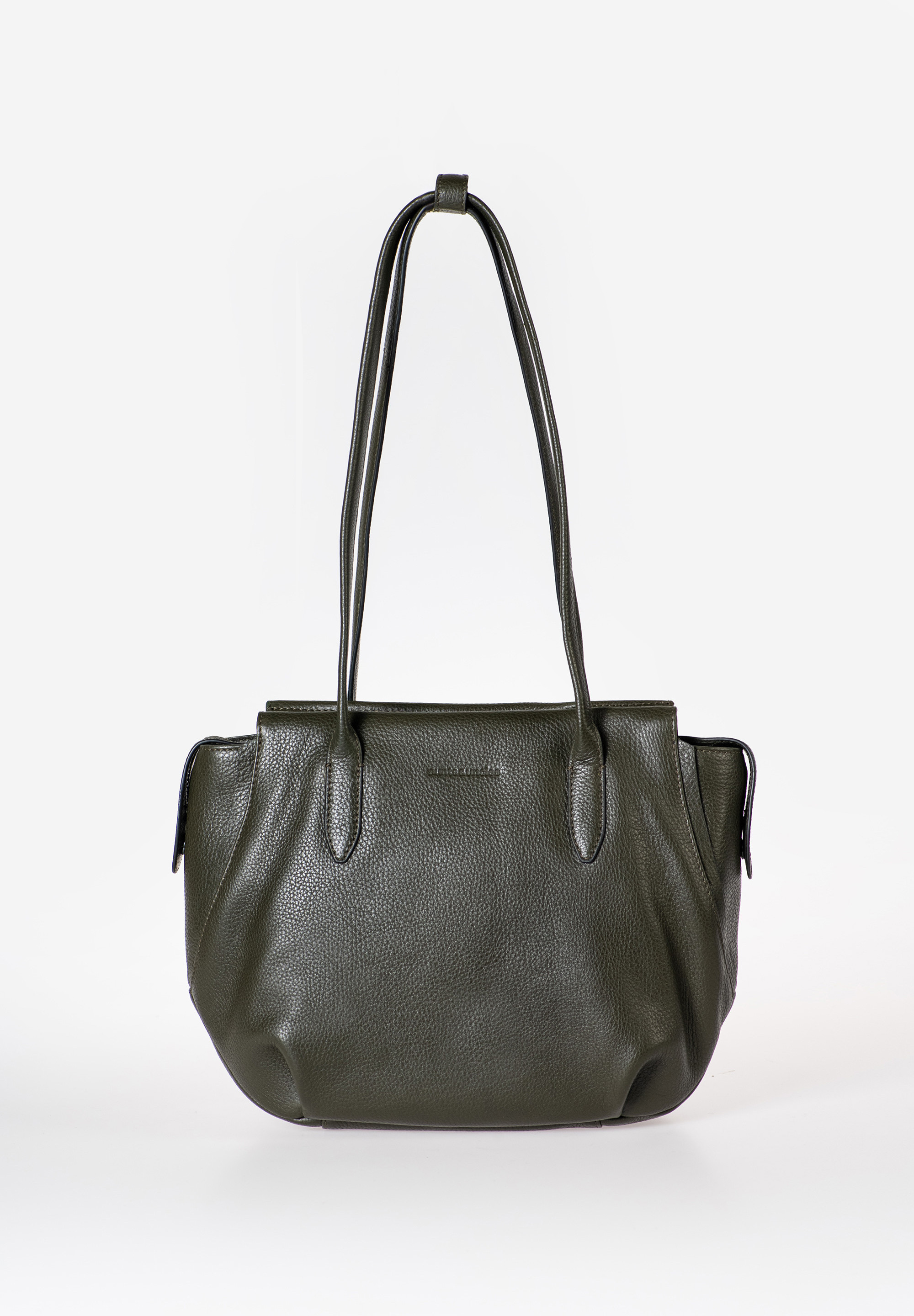 aunts & uncles – PRECIOUS | Perfect georganiseerde leren handtas in Ivy Green

Ontdek de PRECIOUS – een elegant georganiseerde handtas van soepel nappaleer die moeiteloos stijl en functionaliteit combineert. Deze tas voelt niet alleen heerlijk zacht aan, maar biedt ook volop ruimte voor je dagelijkse essentials. Dankzij het doordachte interieur en slimme vakkenindeling heb je altijd alles overzichtelijk bij de hand – van smartphone tot sleutels, pasjes en meer.

De tweewegritssluiting kan stevig aan de tas worden bevestigd voor extra veiligheid, terwijl de meegeleverde verwijderbare extra pouch zorgt voor nog meer opbergruimte. De verstelbare schouderriem met zachte padding maakt PRECIOUS ideaal voor drukke dagen onderweg – stijlvol, praktisch en comfortabel in gebruik.

Waarom PRECIOUS onmisbaar is in jouw collectie:

Gemaakt van hoogwaardig nappaleer in de kleur Ivy Green

Slim verdeeld hoofdvak met o.a. sleutelriem, smartphonevak & kaarthouder

Stevige tweewegrits met vergrendeling

Extra achtervak met rits voor snelle toegang

Inclusief verwijderbare extra pouch

Draagbaar als handtas of crossbody dankzij de afneembare, verstelbare schouderband

Details

Hoofdvak met tweewegritssluiting

Achtervak met ritssluiting en slotfunctie

Binnenvak verdeeld door groot ritsvak

Groot steekvak (bijvoorbeeld voor je smartphone)

Extra binnenvak met rits

Kaarthouder en sleutelriem

Verwijderbare extra pouch

Korte handvatten

Afneembare, verstelbare schouderriem met schouderpadding

Kenmerken
Kleur: Ivy Green
Afmetingen: ca. 31 x 14 x 23 cm
Inhoud: ca. 9,5 liter
Collectie: Philocalists

