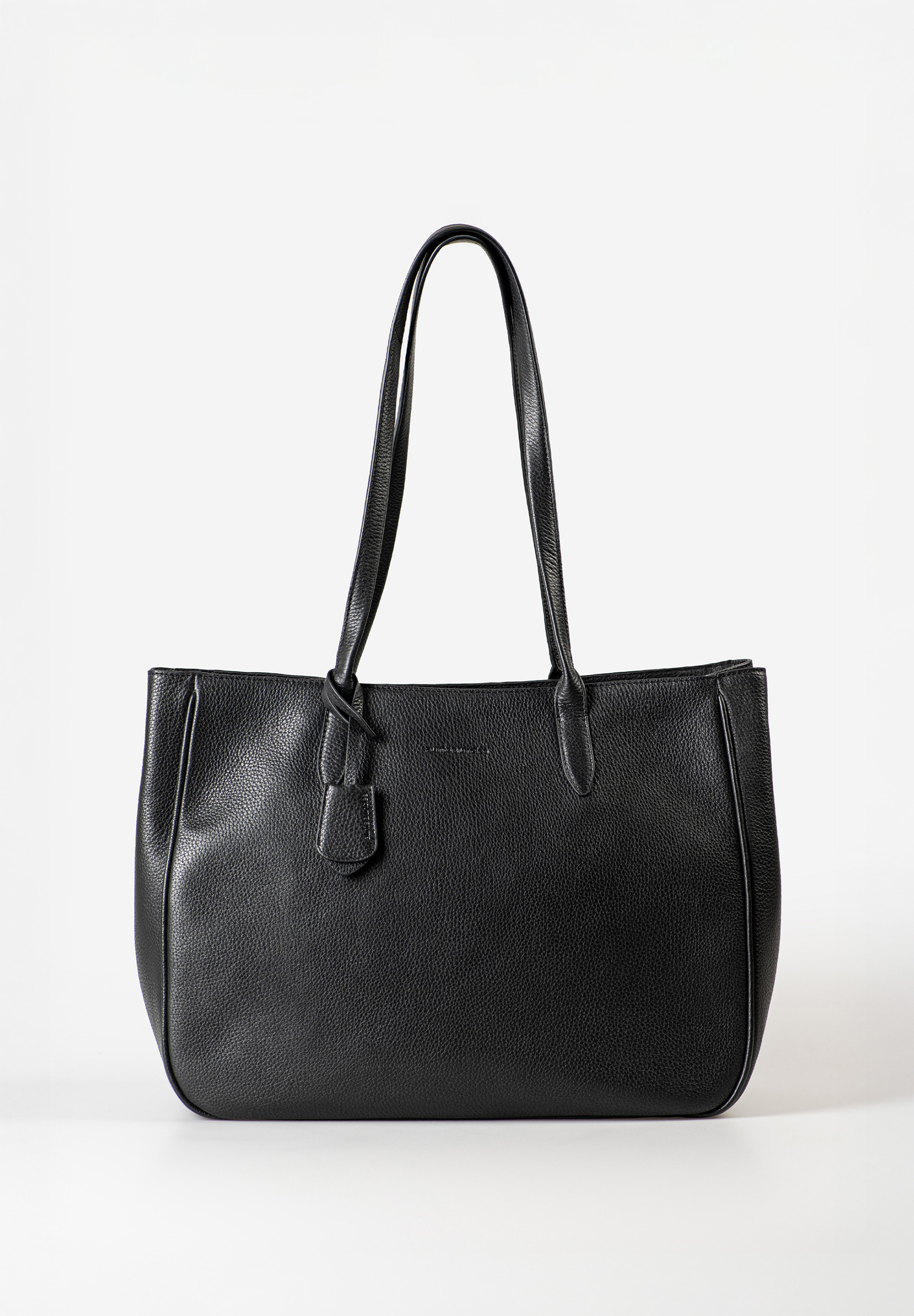 MADAM Shopper – Tijdloze Elegantie van Aunts & Uncles
Maak kennis met MADAM, de stijlvolle shopper van het premium merk Aunts & Uncles, ontworpen voor vrouwen die houden van tijdloze elegantie en praktische functionaliteit. Deze luxe handtas is vervaardigd van soepel nappa leer en biedt volop ruimte voor al je dagelijkse essentials, aankopen of documenten tot A4-formaat. Ideaal voor gebruik als werk- of boodschappentas, maar net zo geschikt voor een dagje uit.

Of je nu onderweg bent naar kantoor, een meeting of de stad in gaat, de MADAM shopper combineert verfijnd design met comfort en gebruiksgemak. Dankzij het slimme ontwerp met uitbreidbaar volume en handige binnenvakken houd je alles overzichtelijk én stijlvol bij de hand.

Belangrijkste kenmerken:
Groot hoofdvak met ritssluiting en drukknoop

Binnenvak met rits voor waardevolle items

Groot steekvak voor o.a. je smartphone

Handige kaarthouder en sleutelriem

Uitneembare extra pouch voor kleine spullen

Afneembaar leren adreslabel

Ruimte voor documenten en magazines in DIN A4-formaat

Stevige handvatten met verbindingsriem

Zijkanten kunnen flexibel worden aangepast met een binnenband

Specificaties:
Kleur: Black Dress (stijlvol zwart)

Afmetingen: ca. 39,5 x 16 x 29 cm

Volume: ca. 18 liter

Materiaal: 100% hoogwaardig nappaleer

Collectie: Philocalists – voor liefhebbers van het mooie leven

Waarom kiezen voor de MADAM Shopper?
Duurzaam & stijlvol: Gemaakt van hoogwaardig, zacht leer dat mooi blijft.

Functioneel design: Slimme indeling met veel opbergruimte.

Modieus & tijdloos: Past bij elke outfit en gelegenheid.

Perfect voor werk & vrije tijd: Ruimte voor laptop, documenten, en meer.


