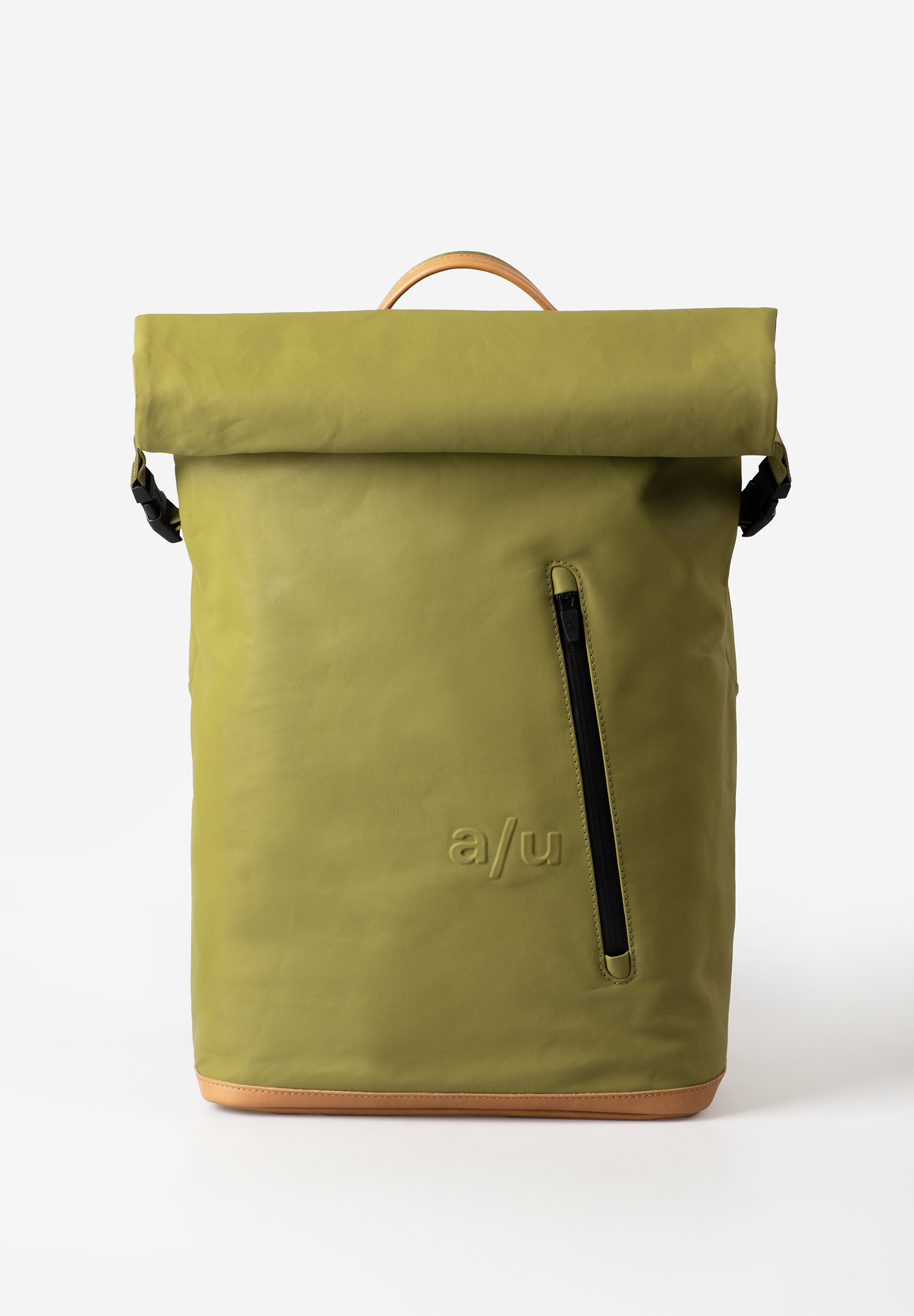 FUKUI Rugzak – Urban & Waterdicht Design voor Elke Dag
De FUKUI rugzak van a/u by aunts & uncles combineert sportieve functionaliteit met modern minimalisme. Deze grotere broer van het model Tokio is perfect voor dagelijks gebruik, of je nu onderweg bent naar school, universiteit, kantoor of een weekendtrip. Gemaakt van duurzaam, gecoat biologisch katoen, met waterdichte ritsen en slimme vakindeling – zo blijf je altijd georganiseerd én stijlvol.

Dankzij het ruime interieur en het aparte laptopvak voor 15 inch is FUKUI ideaal als werk- of schoolrugzak, en ook geschikt voor A4-documenten en mappen. De extra ritsopening aan de achterzijde zorgt voor snelle toegang tot je spullen.

Belangrijkste kenmerken:
Hoofdvak met rits en rol-/draaisluiting

Extra toegang via dubbele rits aan de achterzijde

Voorvak met rits

Binnenvak met rits, steekvak en telefoonvak

Gevoerd laptopvak geschikt voor laptops t/m 15 inch

Sleutelkoord, handvat en twee lussen voor accessoires

Geschikt voor documenten en notitieblokken in A4-formaat

Waterafstotend materiaal en regenbestendige ritsen

Hoogwaardige lederen details

Specificaties:
Kleur: Marshland (groen met een natuurlijke uitstraling)

Volume: ca. 23,5 liter

Afmetingen: ca. 28,5 x 13 x 43–64 cm (variabele hoogte)

Collectie: Japan

Materiaal: Gecoate biologisch katoenen canvas met plantaardig gelooid rundleer

Materiaal & Onderhoud:
De canvasstof in de Japan-collectie is gemaakt van dicht geweven, biologisch katoen met een semi-glanzende vintage coating, vrij van PFAS. Deze coating zorgt voor een waterafstotende, lederachtige look, die met gebruik nog mooier wordt. De ritsen zijn gemaakt van gerecycled materiaal, en de leren accenten zijn van duurzaam gelooid premium rundleer.

Onderhoudstips:
Reinig met een vochtige doek – gebruik geen agressieve reinigingsmiddelen.

Bij zware vervuiling: gebruik een zachte borstel en lauw water.

Het leer kan indien gewenst worden behandeld met natuurlijke lederbalsem.

Niet in de wasmachine wassen of langdurig blootstellen aan vochtige omgevingen.