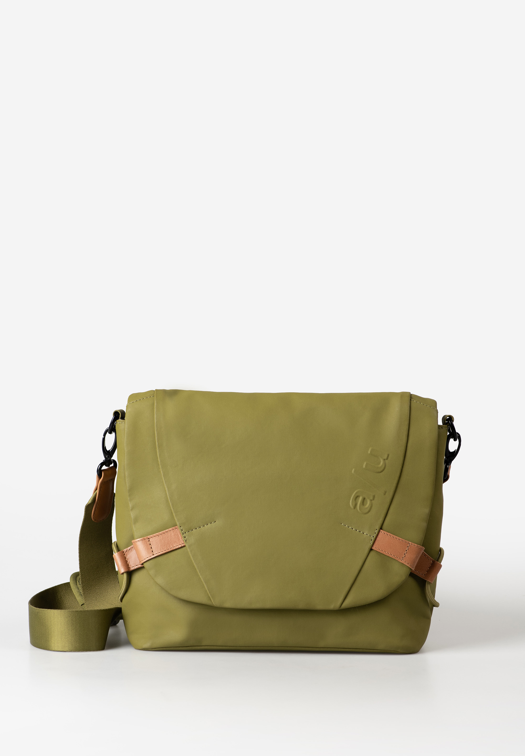 SENDAI &ndash; De Sportieve Messenger Bag van a/u by aunts & uncles
Ben je fan van een sportieve, urban stijl maar geef je liever de voorkeur aan een schoudertas in plaats van een rugzak? Dan is SENDAI jouw ideale metgezel. Deze lichte, waterafstotende messenger bag uit de Japan-collectie van a/u by aunts & uncles combineert praktische indeling met modern design en duurzame materialen. Perfect voor dagelijks gebruik, onderweg naar werk of universiteit, of tijdens je vrije tijd.

Met zijn compacte formaat en slimme vakken biedt SENDAI verrassend veel ruimte en comfort &ndash; inclusief een gevoerd tabletvak (ca. 24 cm breed), sleutelhanger, meerdere ritsvakken en een verstelbare schouderband met extra schouderpad.

Belangrijkste kenmerken:
Hoofdvak met tweewegsrits voor snel en flexibel openen

Twee ritsvakken aan de binnenzijde

Ritsvak onder de flap + extra vak aan de achterzijde

Gevoerd tabletvak (geschikt tot ca. 24 cm breed)

Steekvak voor je mobiele telefoon

Sleutelriem voor extra gemak

Verstelbare schouderriem (ca. 95 &ndash; 140 cm)

Afneembare schouderpad voor meer draagcomfort

Subtiele a/u relief branding op de flap

Specificaties:
Kleur: Marshland (natuurlijk groen)

Afmetingen: ca. 28 &times; 9,5 &times; 24 cm (b &times; d &times; h)

Volume: ca. 6 liter

Gewicht: licht & comfortabel

Materiaal: Waterafstotend gecoate canvas met authentieke lederen details

Collectie: Japan

Materiaal & Onderhoud:
De canvasstof van de Japan-collectie is gemaakt van duurzaam biologisch katoen en voorzien van een semi-glanzende, PFAS-vrije coating. Deze coating maakt het materiaal waterafstotend en geeft het een stoere, leerachtige uitstraling die alleen maar mooier wordt met gebruik. De leren accenten zijn van duurzaam gelooid premium rundleer.

Onderhoudstip:
Maak schoon met een vochtige doek; vermijd agressieve schoonmaakmiddelen.

Laat de tas niet langdurig nat worden.

Behandel leer indien gewenst met een natuurlijke lederbalsem.