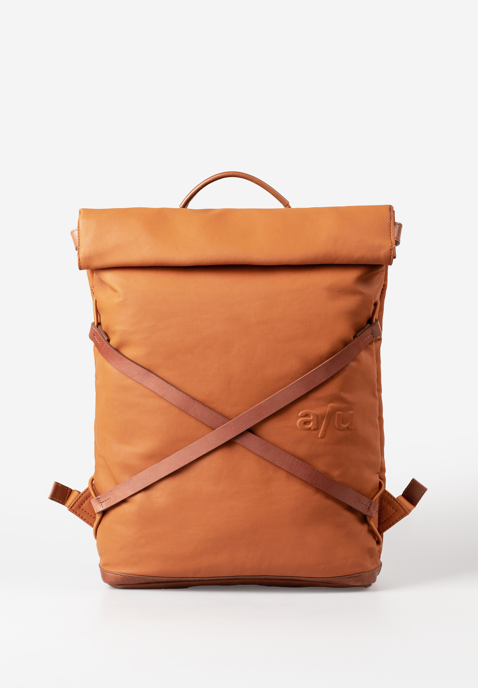 YOKOHAMA – Compacte Rolltop Rugzak van a/u by aunts & uncles
De YOKOHAMA rugzak van a/u by aunts & uncles is de kleinere uitvoering van het populaire model Osaka. Met zijn herkenbare gekruiste lederen applicaties op de voorkant en functionele rolltop-design is Yokohama zowel een stijlstatement als een praktische dagelijkse metgezel. Deze waterafstotende rugzak is gemaakt van gecoate, stevig geweven biologische katoen en voorzien van regenbestendige ritsen – ideaal voor stad, werk of school.

Of je nu onderweg bent naar kantoor of een dag doorbrengt in de stad, de YOKOHAMA biedt ruimte voor je dagelijkse essentials, inclusief documenten in A4-formaat en een laptop tot 13 inch. Het slimme, goed georganiseerde interieur helpt je alles overzichtelijk te houden.

Belangrijkste kenmerken:
Groot hoofdvak met tweewegsrits

Extra compartiment met rolltop en drukknopen – ideaal voor documenten

Gevoerd laptopvak (tot 13 inch), met leren sluiting en klittenband

Binnenvak met rits

Steekvak voor smartphone

Klein steekvak voor pasjes

Twee pennenhouders

Sleutelkoord

Stevig handvat

Verstelbare, gevoerde schouderbanden

Specificaties:
Kleur: Honey Ginger

Volume: ca. 12 liter

Afmetingen: ca. 28 × 9,5 × 40–47 cm (h x d x b)

Materiaal: Gecoate canvas van biologisch katoen + duurzaam gelooid leer

Collectie: Japan

Materiaal & Onderhoud:
De canvas van de Japan-collectie bestaat uit biologisch katoen dat dicht is geweven en afgewerkt met een semi-glanzende, PFAS-vrije coating. Deze coating maakt het materiaal waterafstotend en geeft de rugzak een unieke, leerachtige uitstraling. Regenbestendige ritsen en lederen details maken het ontwerp compleet en duurzaam.

Onderhoudstips:
Reinig met een vochtige doek; gebruik geen agressieve reinigingsmiddelen.

Laat de rugzak drogen aan de lucht, niet op een warmtebron.

Behandel het leer indien gewenst met natuurlijke lederverzorging.

