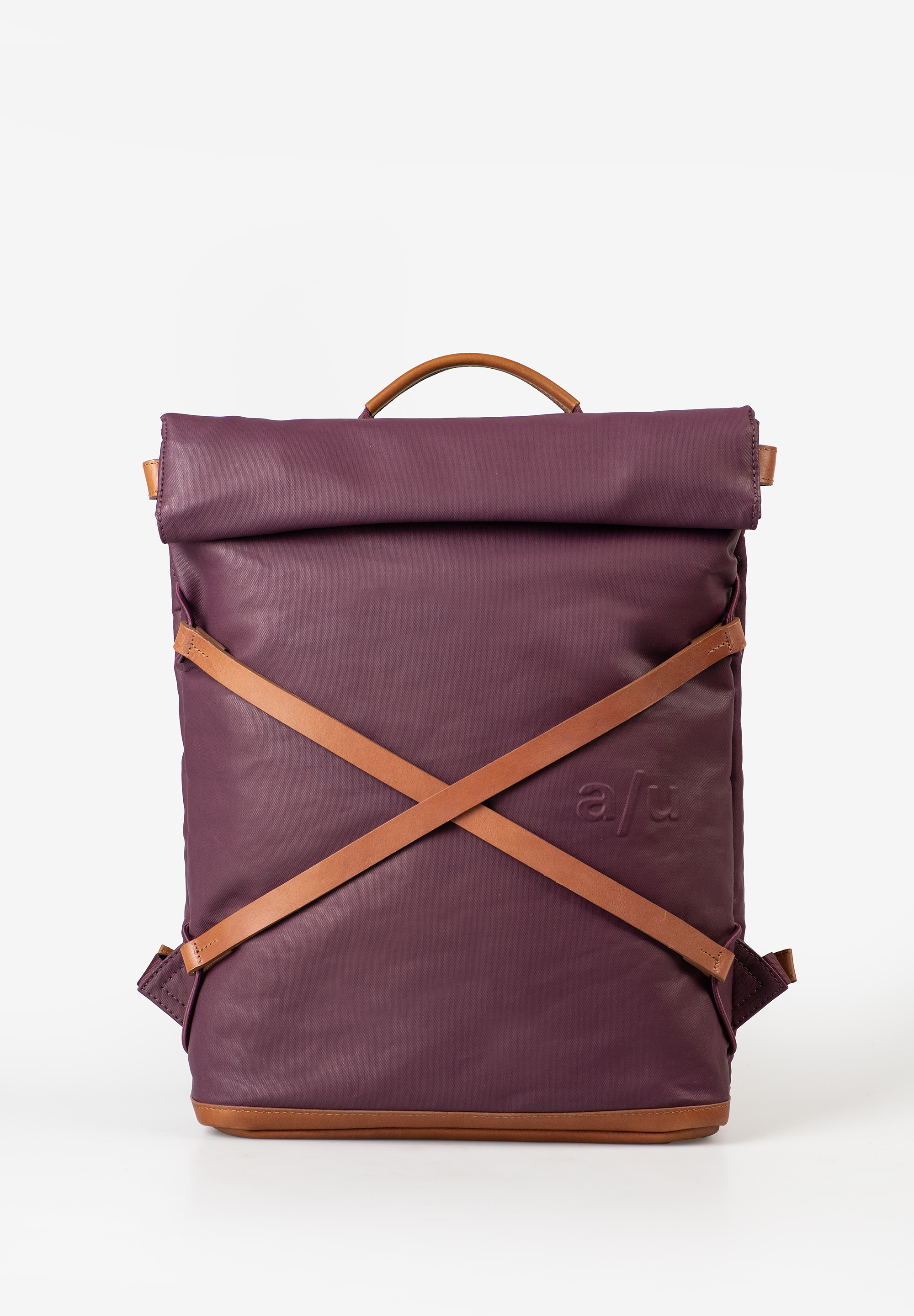 YOKOHAMA – Compacte Rolltop Rugzak van a/u by aunts & uncles
De YOKOHAMA rugzak van a/u by aunts & uncles is de kleinere uitvoering van het populaire model Osaka. Met zijn herkenbare gekruiste lederen applicaties op de voorkant en functionele rolltop-design is Yokohama zowel een stijlstatement als een praktische dagelijkse metgezel. Deze waterafstotende rugzak is gemaakt van gecoate, stevig geweven biologische katoen en voorzien van regenbestendige ritsen – ideaal voor stad, werk of school.

Of je nu onderweg bent naar kantoor of een dag doorbrengt in de stad, de YOKOHAMA biedt ruimte voor je dagelijkse essentials, inclusief documenten in A4-formaat en een laptop tot 13 inch. Het slimme, goed georganiseerde interieur helpt je alles overzichtelijk te houden.

Belangrijkste kenmerken:
Groot hoofdvak met tweewegsrits

Extra compartiment met rolltop en drukknopen – ideaal voor documenten

Gevoerd laptopvak (tot 13 inch), met leren sluiting en klittenband

Binnenvak met rits

Steekvak voor smartphone

Klein steekvak voor pasjes

Twee pennenhouders

Sleutelkoord

Stevig handvat

Verstelbare, gevoerde schouderbanden

Specificaties:
Kleur: Cherry Lacquer (diep rood)

Volume: ca. 12 liter

Afmetingen: ca. 28 × 9,5 × 40–47 cm (h x d x b)

Materiaal: Gecoate canvas van biologisch katoen + duurzaam gelooid leer

Collectie: Japan

Materiaal & Onderhoud:
De canvas van de Japan-collectie bestaat uit biologisch katoen dat dicht is geweven en afgewerkt met een semi-glanzende, PFAS-vrije coating. Deze coating maakt het materiaal waterafstotend en geeft de rugzak een unieke, leerachtige uitstraling. Regenbestendige ritsen en lederen details maken het ontwerp compleet en duurzaam.

Onderhoudstips:
Reinig met een vochtige doek; gebruik geen agressieve reinigingsmiddelen.

Laat de rugzak drogen aan de lucht, niet op een warmtebron.

Behandel het leer indien gewenst met natuurlijke lederverzorging.

