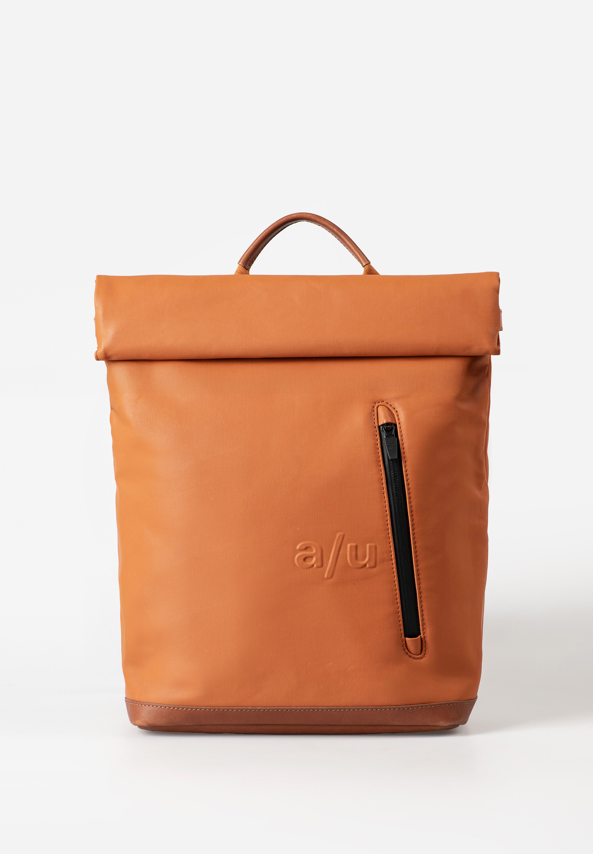 WAKAYAMA – Compacte Rolltop Rugzak van a/u by aunts & uncles
Klein van formaat, groots in functionaliteit: de WAKAYAMA is de meest compacte rolltop rugzak uit de Japan-collectie van a/u by aunts & uncles. Ondanks het handzame design biedt deze stijlvolle rugzak ruimte voor A4-documenten en een tablet of notebook tot 13 inch. Gemaakt van duurzaam, waterafstotend canvas met hoogwaardige lederen details, is Wakayama de perfecte keuze voor wie licht wil reizen zonder in te leveren op stijl of organisatie.

De rugzak beschikt over een hoogteverstelbare rolltop-sluiting én een slimme ritsopening aan de achterzijde, zodat je altijd snel toegang hebt tot je spullen. Ideaal voor werk, studie of een dagje uit in de stad.

Belangrijkste kenmerken:
Hoofdvak met drukknopen en roll-/draaisluiting

Snelle toegang via 2-wegsrits aan de achterkant

Binnenvak met rits

Voorvak met rits

Gevoerd laptop-/tabletvak tot 13 inch

Groot steekvak voor je smartphone

Extra steekvak voor kleinere items

Twee pennenhouders

Sleutelkoord

Handvat

Verstelbare, gewatteerde schouderbanden en zachte rugpadding

Specificaties:
Kleur: Honey Ginger (warme, kruidige tint)

Volume: ca. 11,5 liter

Afmetingen: ca. 26 × 10 × 39–45 cm (b × d × h)

Collectie: Japan

Materiaal: Biologisch katoen canvas met waterafstotende coating + duurzaam gelooid leer

Materiaal & Onderhoud:
De canvasstof uit de Japan-collectie is gemaakt van dicht geweven biologisch katoen met een semi-glanzende, PFAS-vrije coating. Deze afwerking geeft de tas een moderne leerachtige look, is waterafstotend en wordt mooier naarmate je hem gebruikt. Regenbestendige ritsen beschermen je inhoud extra goed. De leren details zijn vervaardigd van duurzaam gelooid rundleer.

Onderhoudstips:
Reinig met een vochtige doek.

Niet wassen of onderdompelen.

Leren elementen kun je verzorgen met natuurlijke lederbalsem.

