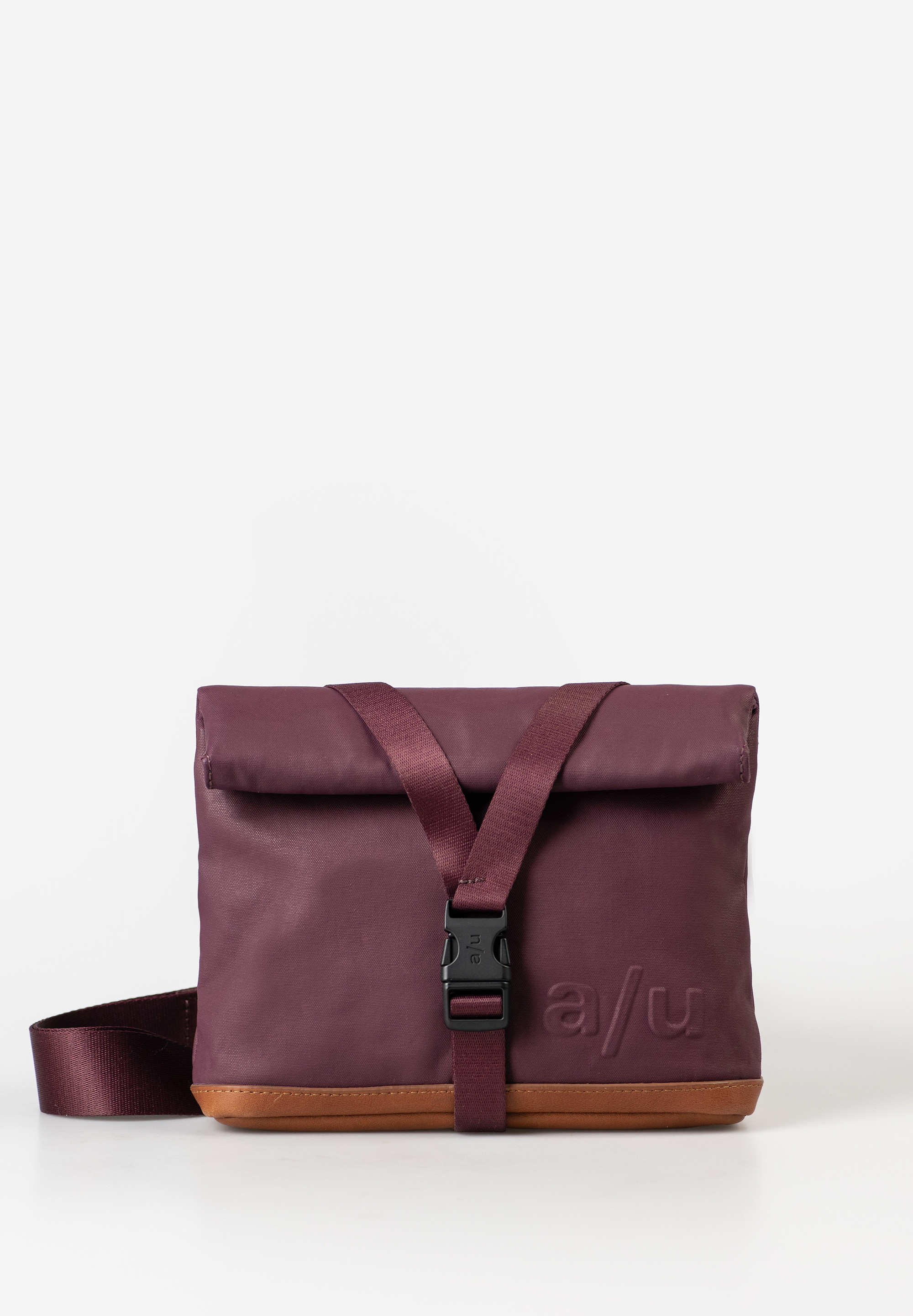 TSU – 2-in-1 Heuptas & Crossbody Bag van a/u by aunts & uncles
Compact, functioneel en stijlvol: de TSU uit de Japan-collectie van a/u by aunts & uncles is een echte allrounder. Deze 2-in-1 tas is te dragen als heuptas of als crossbody bag, afhankelijk van jouw look en behoefte aan ruimte. Dankzij de rolsluiting met push-lock, de waterafstotende ritsen en het duurzame materiaal biedt TSU niet alleen stijl, maar ook bescherming voor je essentials – zelfs bij wisselvallig weer.

Gemaakt van gecoate canvas van biologisch katoen en afgewerkt met hoogwaardig gelooid leer, past TSU perfect bij een actieve, bewuste levensstijl.

Belangrijkste kenmerken:
2-in-1 ontwerp: draag als heuptas of als crossbody bag

Hoofdvak met drukknopen en roll-/draaisluiting

Extra veiligheidssluiting met push-lock

Ritsvak onder de flap + ritsvak aan de binnenzijde

Binnenvak met leren band en klittenbandsluiting (bijv. voor je smartphone)

Verstelbare schouder-/heupband met afneembaar deel voor crossbody-variant

Waterafstotende ritsen

Subtiele a/u relief embossing en leren details van premium rundleer

Specificaties:
Kleur: Cherry Laquer (diep rood)

Volume: ca. 2,5 liter

Afmetingen: ca. 21 × 6 × 16–23 cm (b × d × h, afhankelijk van sluiting)

Schouderbandlengte: ca. 60–140 cm

Collectie: Japan

Materiaal: Gecoate canvas van biologisch katoen + duurzaam gelooid rundleer

Materiaal & Onderhoud:
De Japan-collectie van a/u gebruikt canvas van biologisch katoen, afgewerkt met een semi-glanzende, PFAS-vrije coating. Dit maakt de tas waterafstotend en geeft een luxe, leerachtige uitstraling die met gebruik alleen maar mooier wordt. De leren elementen zijn van duurzaam gelooid premium rundleer en dragen bij aan de unieke uitstraling en levensduur van de tas.

Onderhoudstips:
Reinig voorzichtig met een vochtige doek.

Niet in de wasmachine reinigen.

Leer kan verzorgd worden met natuurlijke lederbalsem voor behoud van soepelheid en kleur.
