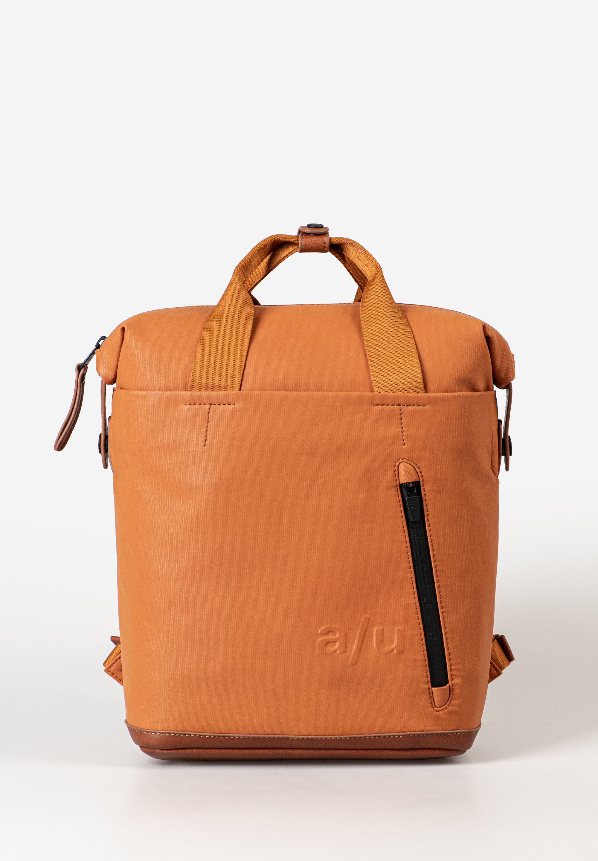 YAIZU – Compacte City-Rugzak met Stijl en Functionaliteit
De YAIZU uit de Japan-collectie van a/u by aunts & uncles combineert het praktische design van de populaire Morioka met een handzamer, compacter formaat. Deze moderne dagrugzak is perfect voor dagelijks gebruik – of je nu naar werk, school of de stad gaat. Dankzij de gestructureerde indeling en meerdere vakken heb je alles binnen handbereik én overzichtelijk opgeborgen.

De YAIZU biedt ruimte voor je tablet, documenten, smartphone en persoonlijke items. Het lichte, regenbestendige canvas met waterafstotende ritsen en leren accenten zorgt ervoor dat jij in alle weersomstandigheden stijlvol onderweg bent. Dankzij de korte handvatten draag je de tas ook gemakkelijk als handtas, terwijl het volume eenvoudig iets uitgebreid kan worden met de zijsnaps.

Belangrijkste kenmerken:
Hoofdvak met stevige rits

Hoogte aanpasbaar via zijsnaps

Voor- en achtervak met rits

Gevoerd tabletvak met flap en klittenbandsluiting

Groot steekvak voor smartphone

Extra steekvak en twee pennenhouders

Sleutelkoord – nooit meer zoeken

Uitneembare extra etui voor kleine items

Korte handvatten met drukknoopsluiting – ook draagbaar als handtas

Verstelbare, gewatteerde schouderbanden en zachte rugpadding

Specificaties:
Kleur: Honey Ginger (warm en stijlvol)

Afmetingen: ca. 24 × 10 × 29 cm (b × d × h)

Volume: ca. 6,5 liter

Collectie: Japan

Materiaal: Biologisch katoenen canvas met waterafstotende coating + duurzaam gelooid rundleer

Materiaal & Onderhoud:
De YAIZU is vervaardigd uit dicht geweven biologisch katoen, afgewerkt met een semi-glanzende, PFAS-vrije coating die het canvas waterafstotend maakt en een subtiele, leerachtige glans geeft. De ritsen zijn regenbestendig en de lederen elementen zijn gemaakt van duurzaam gelooid premium rundleer, wat zorgt voor een luxe en duurzame afwerking.

Onderhoudstips:
Reinig met een vochtige doek – vermijd agressieve middelen.

Niet onderdompelen of wassen in de wasmachine.

Behandel leer met natuurlijke lederbalsem voor extra verzorging.








