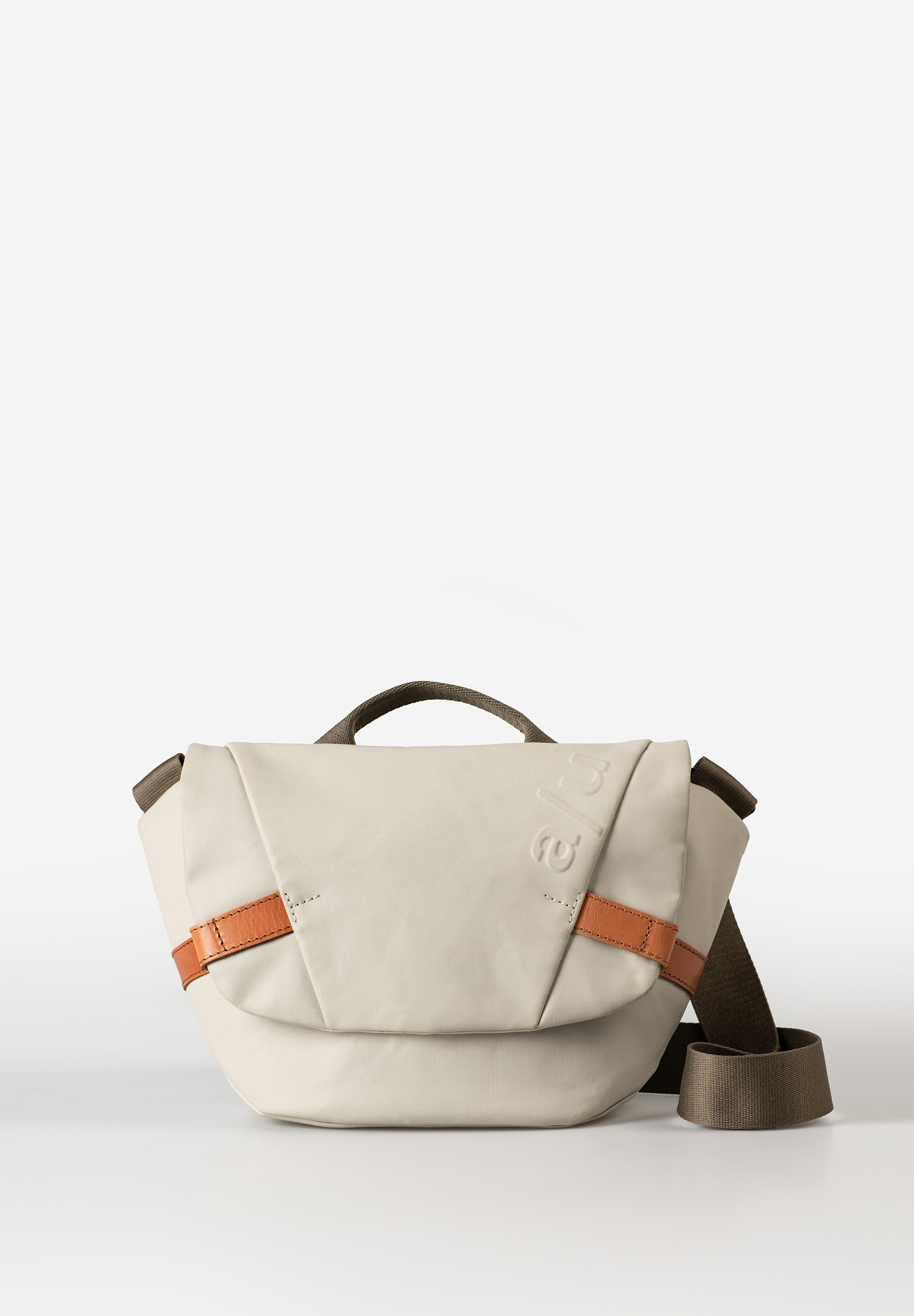 KAZO – Compacte Crossbody Bag met Stijl en Functionaliteit
Of je nu onderweg bent naar werk, een weekendtrip plant of gewoon een spontane dag in de stad beleeft – de KAZO van a/u by aunts & uncles is jouw perfecte metgezel. Deze compacte schoudertas / crossbody bag uit de Japan-collectie biedt een slimme balans tussen stijlvol design en praktische indeling, allemaal verpakt in een waterafstotend, lichtgewicht materiaal met hoogwaardige lederen accenten.

Onder de stijlvolle flap met magnetische sluiting bevindt zich een veilig afsluitbaar hoofdvak met rits, aangevuld met meerdere rits- en steekvakken voor overzicht en snelle toegang tot je essentials. De verstelbare schouderband en het handige handvat zorgen voor veelzijdig draagcomfort, terwijl waterafstotende ritsen je spullen beschermen tegen onverwachte regenbuien.

Belangrijkste kenmerken:
Flap met magnetische sluiting voor snelle toegang

Hoofdvak met rits, veilig onder de flap

Steekvak onder de flap, ideaal voor snelle opberging

Ritsvak aan de binnenzijde + extra ritsvak aan de achterkant

Sleutelriem – geen gezoek meer

Verstelbare schouderband (75–145 cm)

Kort handvat voor handdraagoptie

Subtiel a/u relief logo

Leren accenten van duurzaam gelooid premium rundleer

Waterafstotende ritsen en regenbestendig materiaal

Specificaties:
Kleur: Dust (zacht, modern grijs)

Volume: ca. 3,5 liter

Afmetingen: ca. 29 × 7 × 18 cm (b × d × h)

Schouderbandlengte: ca. 75–145 cm

Collectie: Japan

Materiaal: Biologisch katoen canvas met waterafstotende coating + premium leer

Materiaal & Onderhoud:
De Japan-collectie maakt gebruik van hoogwaardig, dicht geweven biologisch katoen, afgewerkt met een PFAS-vrije, waterafstotende coating die bescherming biedt bij regen en zorgt voor een stijlvolle, semi-glanzende look. De leren details zijn gemaakt van zorgvuldig gelooid, duurzaam rundleer.

Onderhoudstips:
Reinig met een vochtige doek – niet weken of onderdompelen.

Niet geschikt voor de wasmachine.

Behandel leer met natuurlijke lederbalsem voor langdurige kwaliteit.