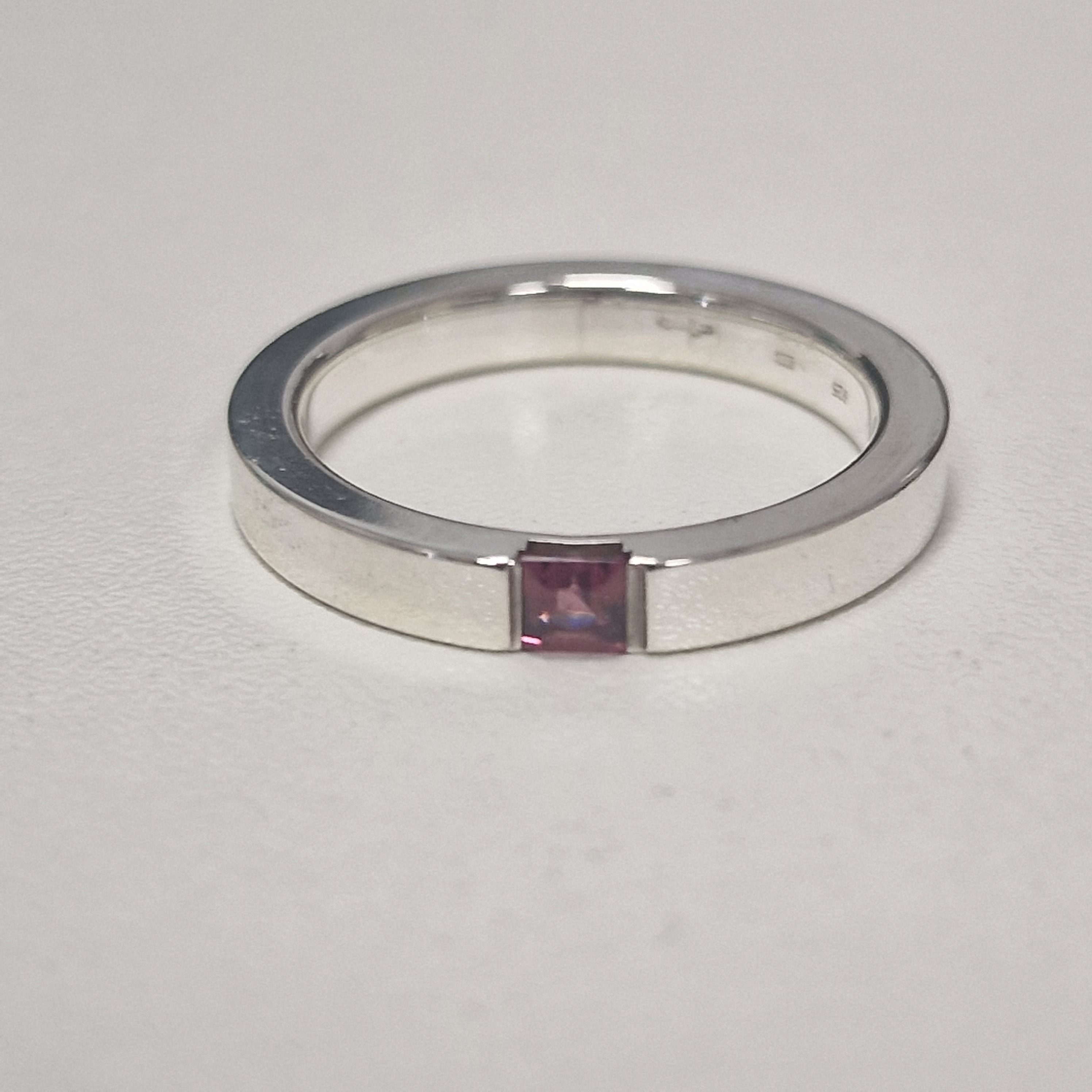 925 zilveren ring met een carr&eacute; geslepen rhodoliet