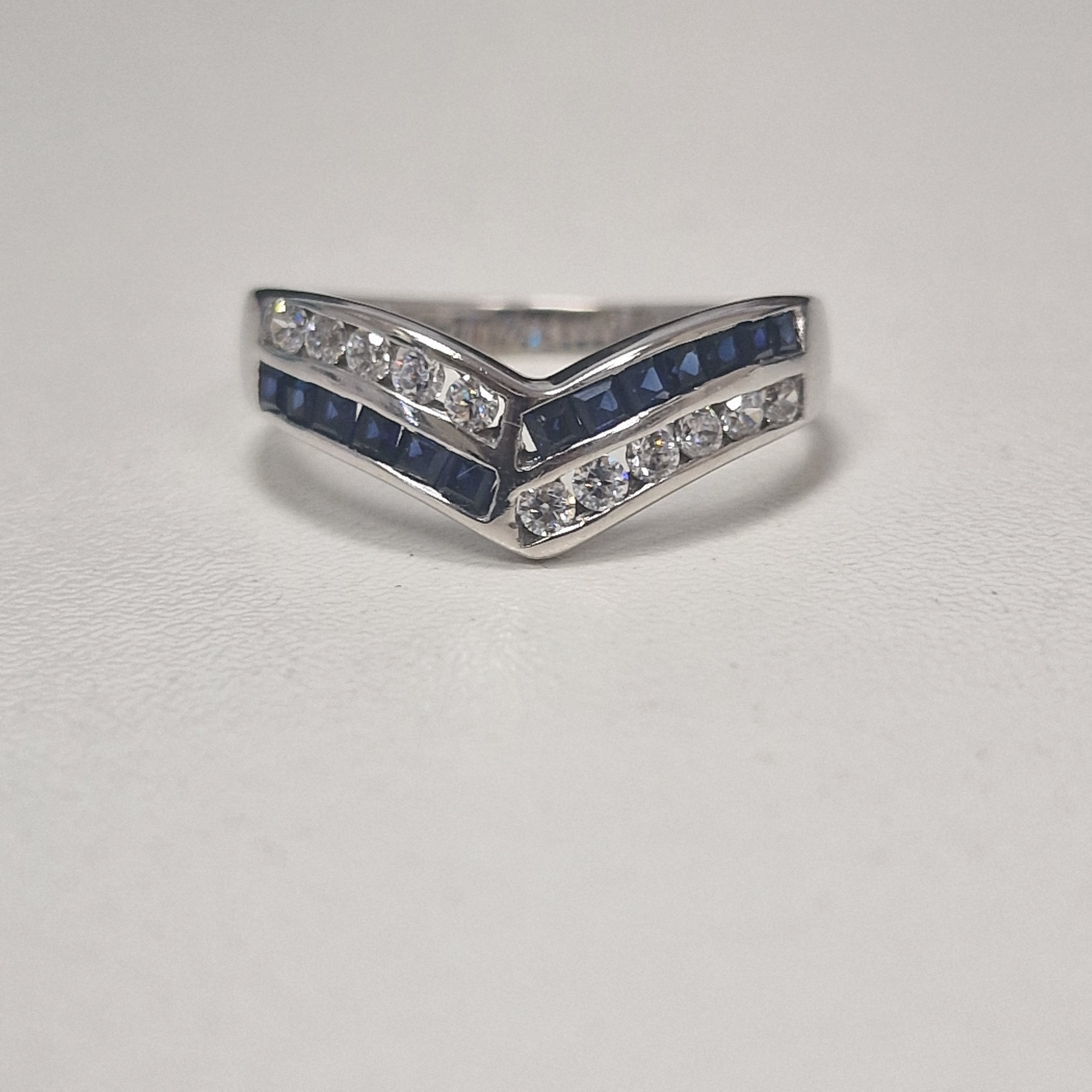 18k witgouden ring met zirkonia en synthetische saffier in V-vorm