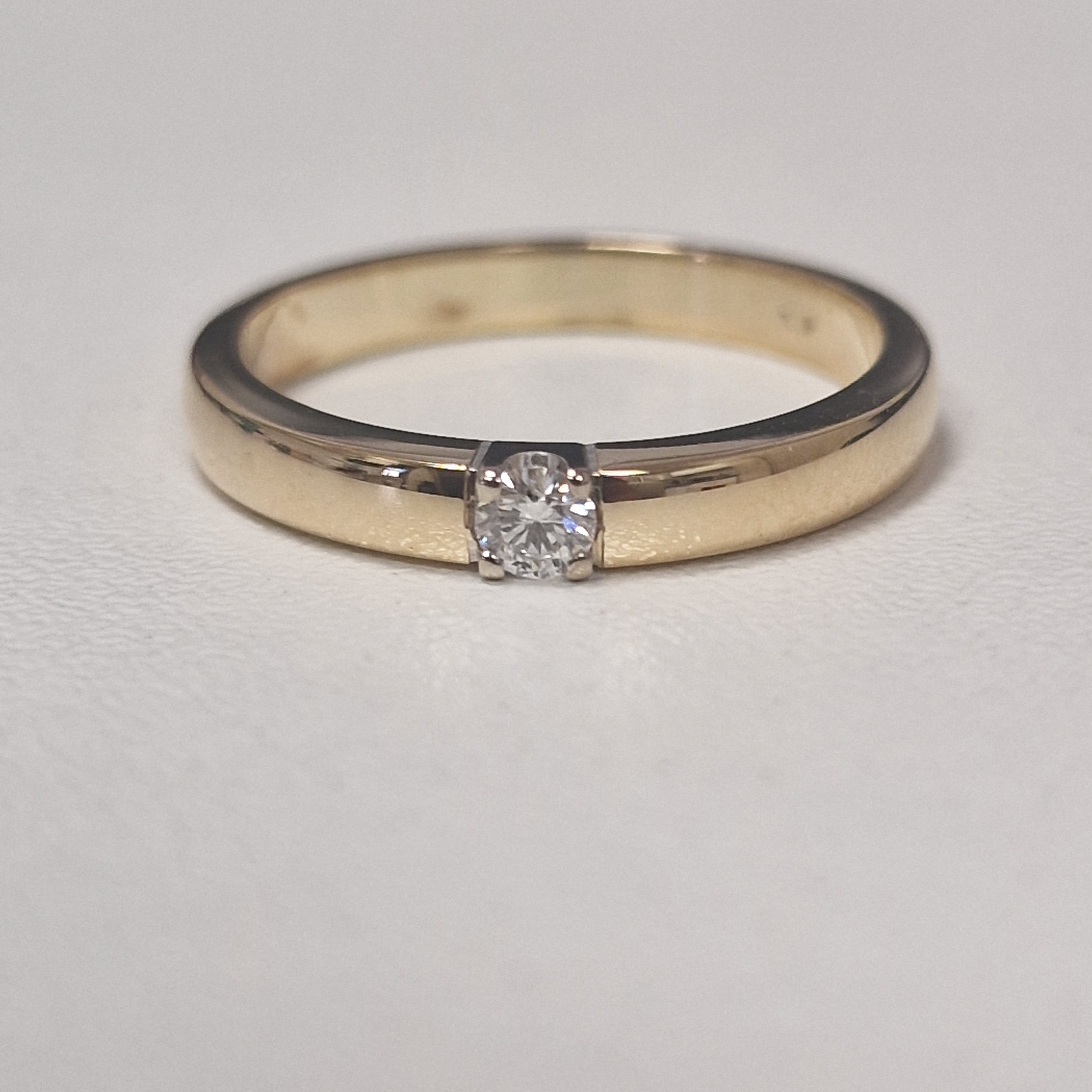 14k geelgouden ring met diamant in een witgouden zetting