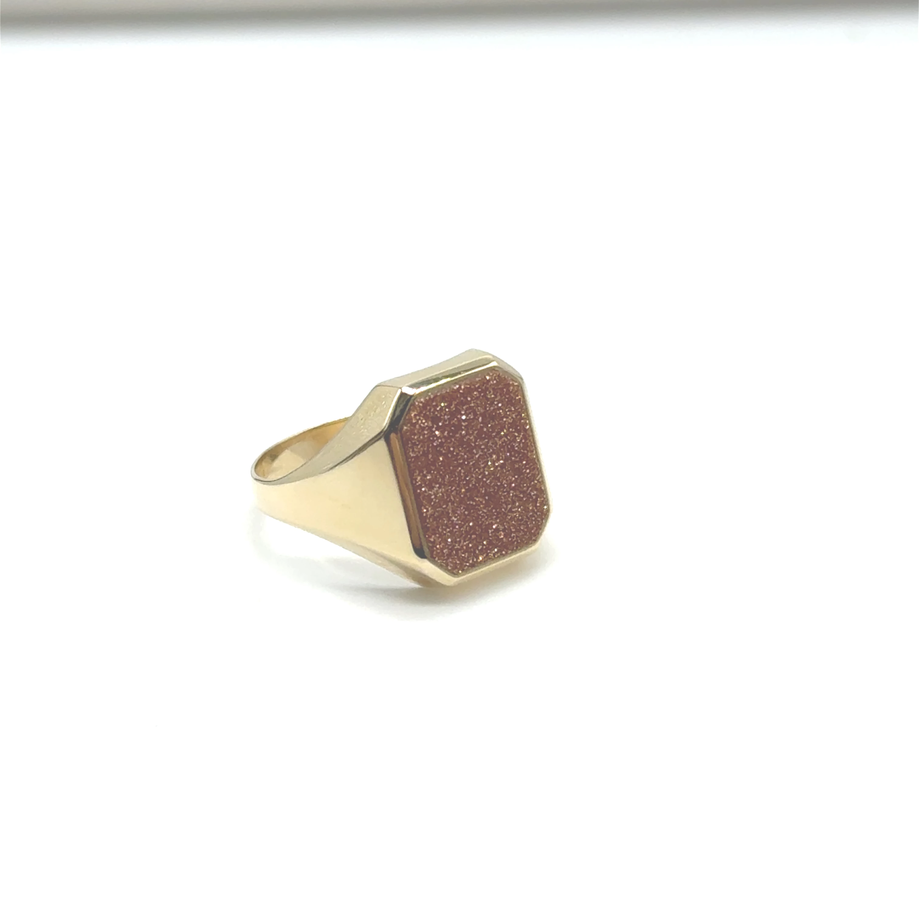 14k gouden heren ring met een zandsteen. ring is volledig 14karaats goud en kan kosteloos op maat vermaakt worden. 