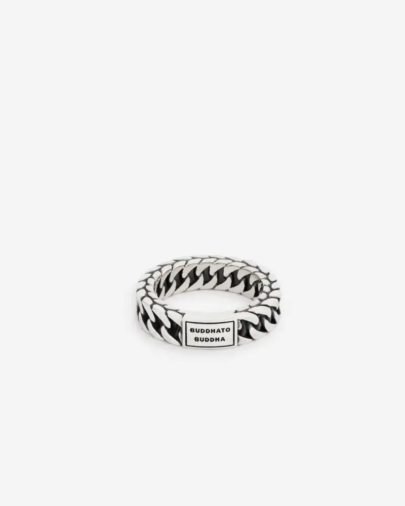 De Esther Small Ring, gemaakt met ons iconische Esther design, is een toonbeeld van vakmanschap en stijl. Met haar kenmerkende geoxideerde schakels krijgt de ring een diepe, donkere nuance aan de binnenkant, wat een prachtig contrast biedt met het glanzende sterling zilver. De robuuste, gevlochten schakel, typerend voor de Esther-collectie, voegt een krachtig element toe, terwijl de smalle ring zijn verfijnde look behoudt. 
