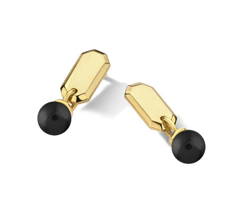 14k Geelgouden oorhangers uitgevoerd met een schitterende onyx. De oorhangers hebben een totale hoogte van 1.1cm en een breedte van 3mm.