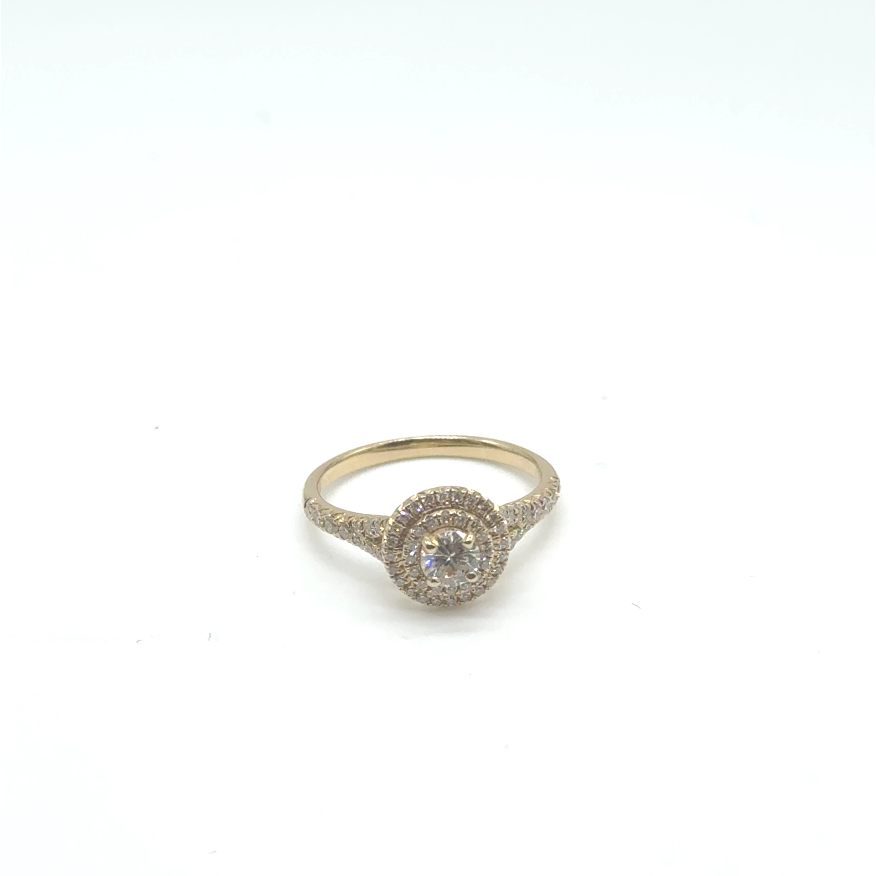 De 14k gouden diamanten ring, model SJR9, schittert met 0,30 karaat SI1 zuivere, briljant geslepen diamanten. Deze elegante ring in maat 53 weegt 2,6 gram en straalt een gouden glans uit. Perfect voor speciale gelegenheden, draag deze ring op zichzelf voor een verfijnde look of combineer met andere ringen voor een gelaagd effect. Ideaal voor elke juwelenliefhebber!