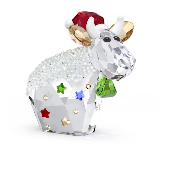Koe Mo is een iconisch onderdeel geworden van de feestdagen bij Swarovski. Ter ere van de 19e verjaardag van het personage keert Mo dit jaar terug in een kleurrijke eindejaarsoutfit, versierd met ronde en stervormige flatback-kristallen. Het ontwerp is vervaardigd met 404 lichtreflecterende facetten, terwijl haar rug is ingelegd met kristalrotsen met een Moonlight coating. Andere speciale details zijn de groene bel, de rode kerstmuts en de glanzende oren met Swarovski’s Golden Shadow-effect. Een verzamelobject dat gemaakt is voor de grootste fans van Mo. Decoratieobject. Geen speelgoed. Niet geschikt voor kinderen jonger dan 15 jaar.