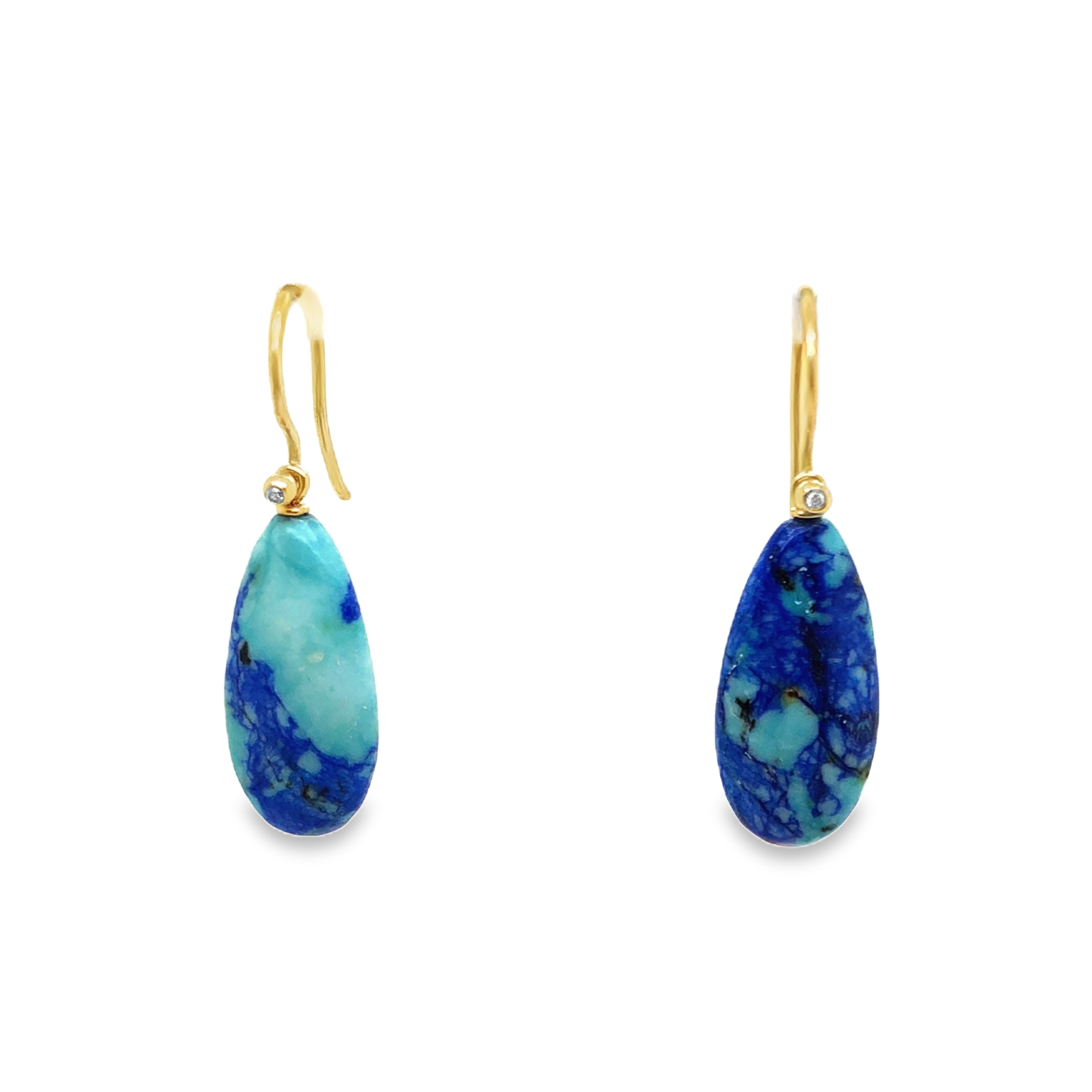 Der Einhänger für Ohrschmuck mit Azurit Gold 750 ist ein hochwertiges Schmuckstück . Der beste Weg, es zu tragen, ist, es an Ihren Lieblingsohrringen zu befestigen, um stilvolle Akzente zu setzen. Perfekt für besondere Anlässe oder um alltägliche Outfits aufzuwerten.UNIKATE! Es werden hier nur die Einhänger angeboten, die Ohrbügel müssen separat erworben werden.