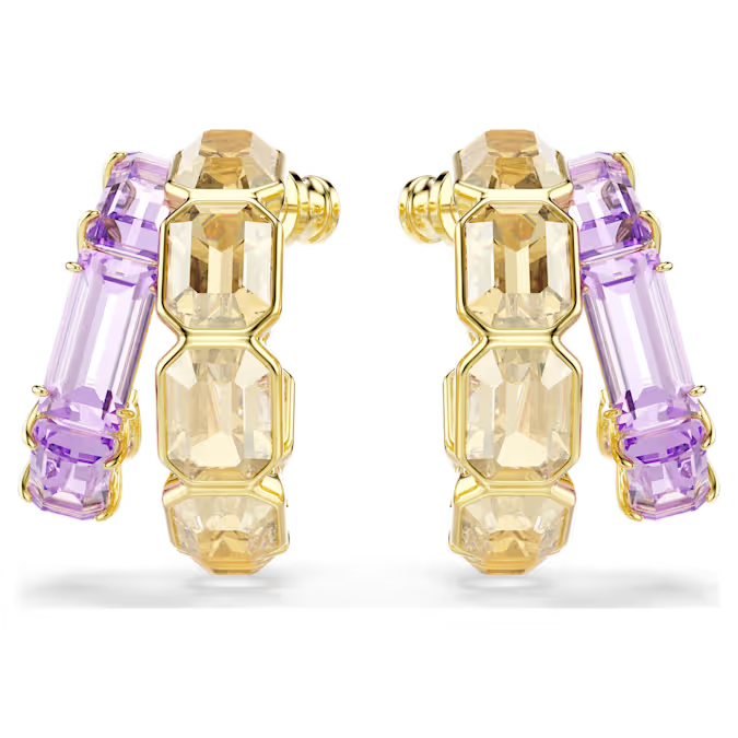 Deze veelkleurige oorbellen zijn de juiste keuze voor absolute glamour. Elk sieraad met goudkleurige toplaag heeft twee asymmetrische mini ringen, met octagon-vormige karamelkleurige kristallen in een lunettezetting en paarse kristallen in een klauwzetting. Een beeldschone mix van contrasten die samenkomen voor een krachtige look. Draag deze oorbellen met bijpassende stukken uit dezelfde lijn om het effect te benadrukken.
