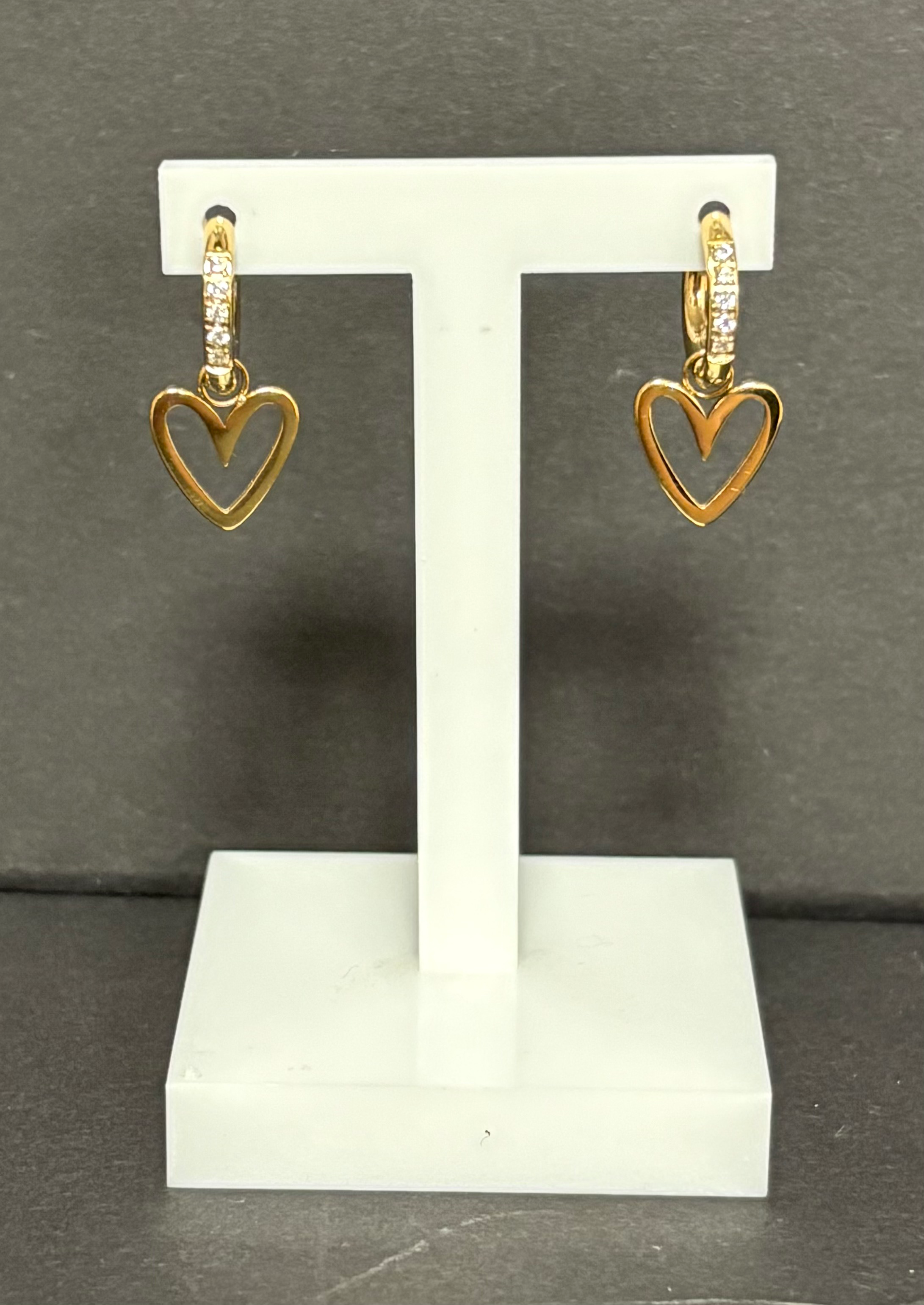 Day & Eve goudkleurige oorringen met hartjes hanger