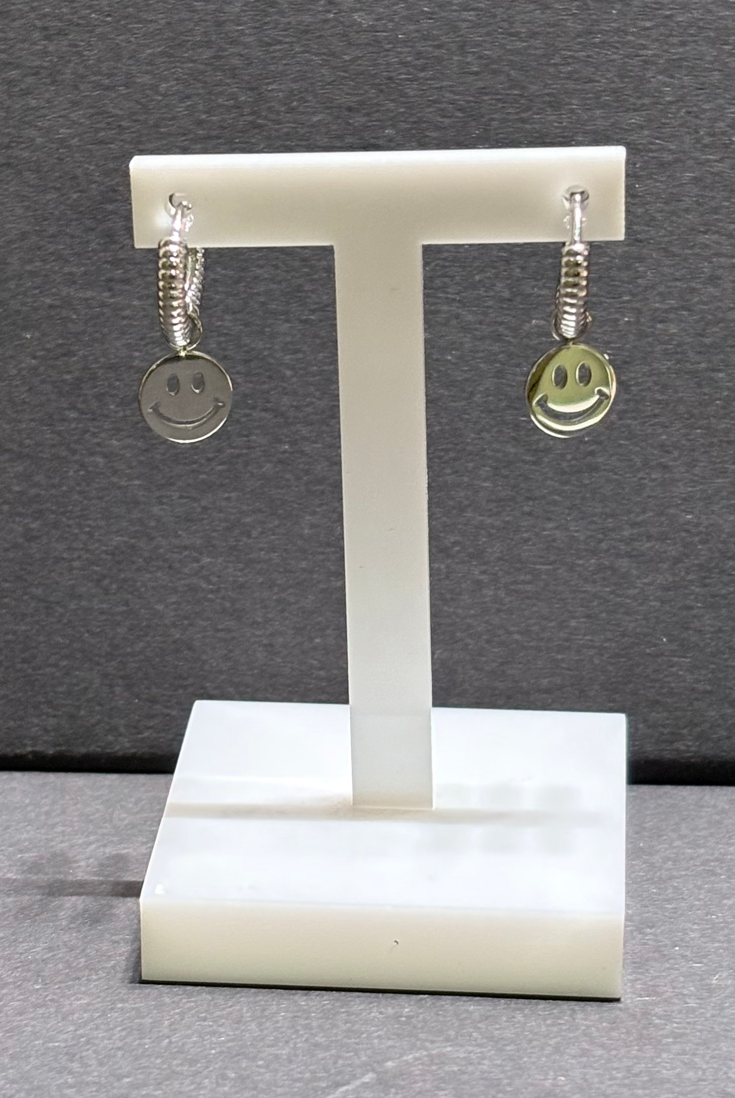 Day & Eve oorringen met smiley hanger 