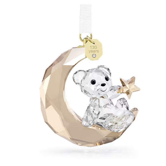 Exclusief voor SCS-leden viert dit verzamelobject Swarovski’s 130-jarig jubileum. Het hartverwarmende ontwerp toont de beer die een ster vasthoudt terwijl hij ontspant op een maansikkel. Elk hemels detail is vervaardigd met Swarovski’s Golden Shadow-effect, terwijl de 486 facetten van de ornament eindeloze lichtreflecties creëren. Dit charmante stuk, dat hangt aan een wit ripsband lint, is voorzien van een champagnegoudkleurig metalen label met een enkele chaton en een gravure van de tekst ‘130 Years’. Decoratieobject. Geen speelgoed. Niet geschikt voor kinderen jonger dan 15 jaar.