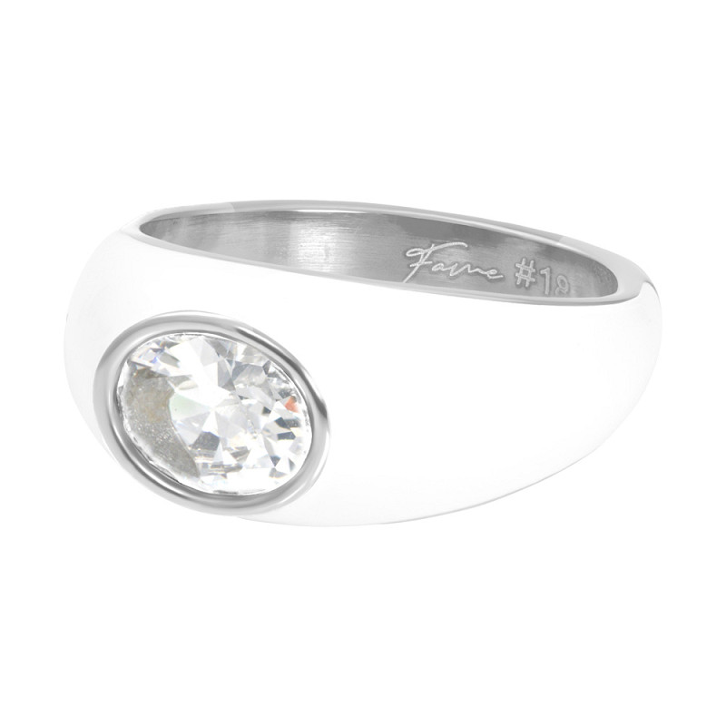De iXXXi Fame ring Reina is een brede single ring gemaakt van stainless steel. De ring heeft het design van een zegelring met daarin een opvallende steen.