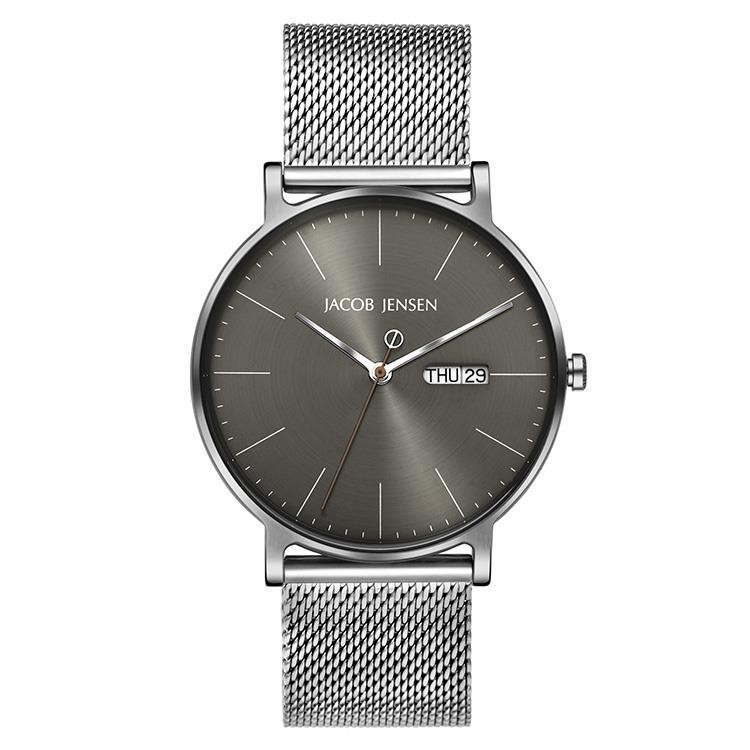 De Jacob Jensen Timeless Nordic JJ169 horloge, is een elegant polshorloge dat modern design combineert met Scandinavische eenvoud. Dit horloge is perfect voor zowel formele als casual gelegenheden. Draag het strak om de pols voor een verfijnde uitstraling. Voeg dit stijlvolle stuk toe aan je collectie voor een tijdloze look.