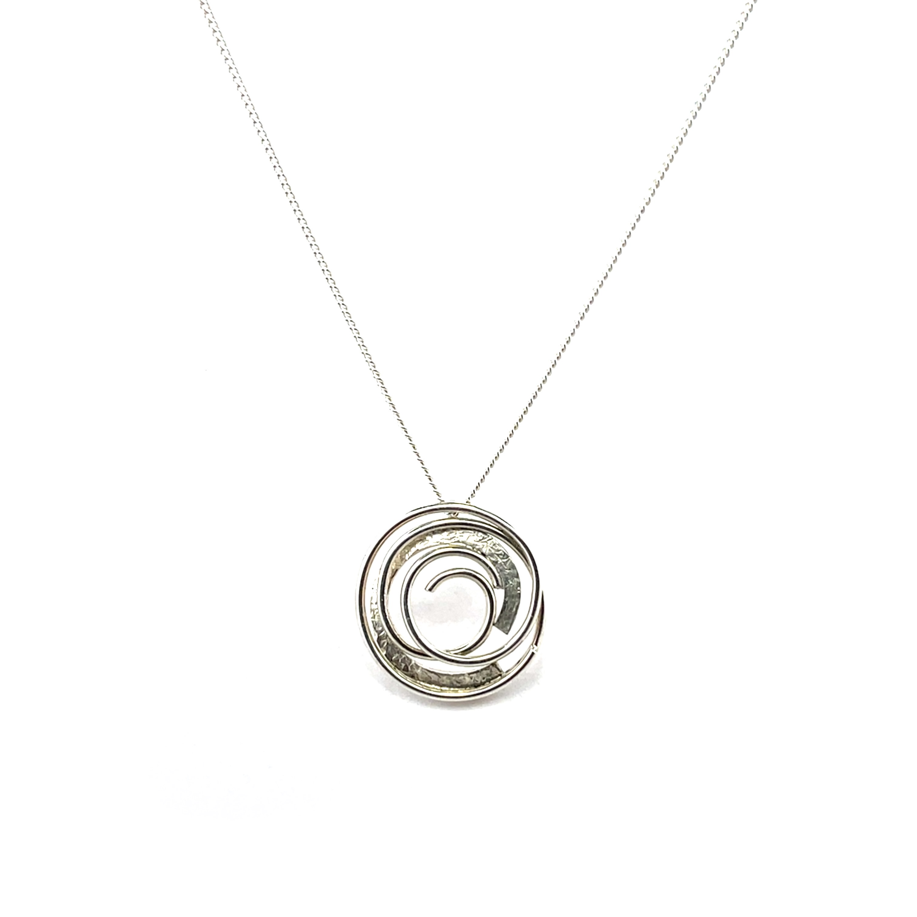 De hanger Connect bestaat uit 2 draden die worden verbonden door een brede ruw bewerkte baan. Het symboliseert de levensloop van twee mensen die samen komen en een verbintenis aangaan.

Deze hanger wordt los verkocht maar we adviseren haar met een bijpassende ketting/spang van zilver met een lengte van 45cm.

Maak een afspraak en kom deze sierlijke hanger eens passen! Of bestel haar gelijk, dan sturen we deze mooi verpakt naar je toe.