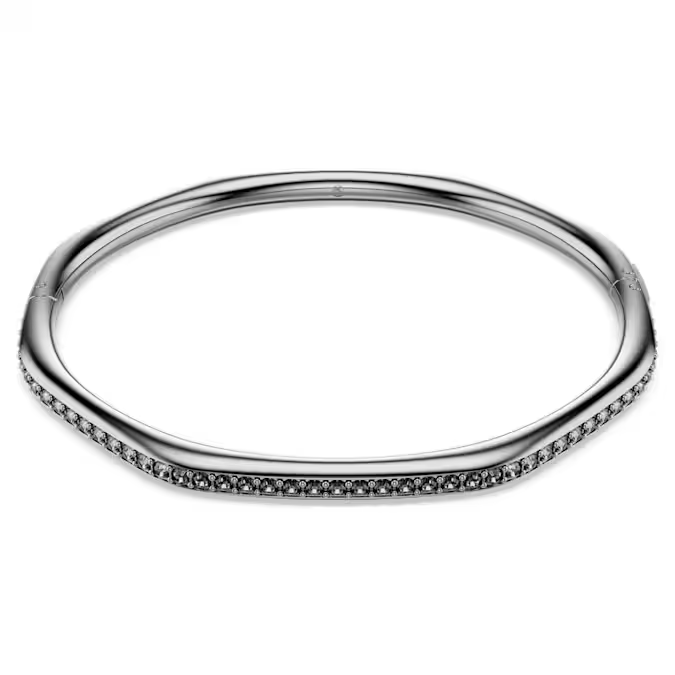 Met zijn diepe metallic tinten maakt deze Dextera-armband een chic statement. Het slanke achthoekige ontwerp heeft een ruthenium toplaag en is geaccentueerd met een rij zwarte kristallen in een verfijnde klauwzetting. Draag de armband los of met een bijpassende hanger en zegelring voor een gestroomlijnde look.