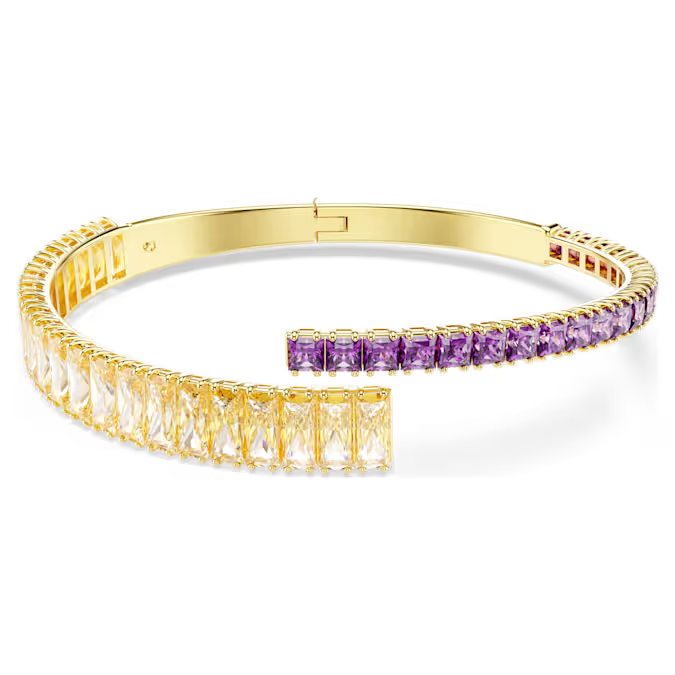 Kleurrijk, energiek en expressief: deze Matrix-armband is een vreugdevolle manier om accessoires te dragen. De overlappende band met scharniersluiting voor gemakkelijk openen heeft een goudkleurige toplaag en is voorzien van karamelkleurige en paarse Swarovski Zirkonia in square- en baguette-slijpvorm. Een levendige keuze die prachtig combineert met de bijpassende ring.