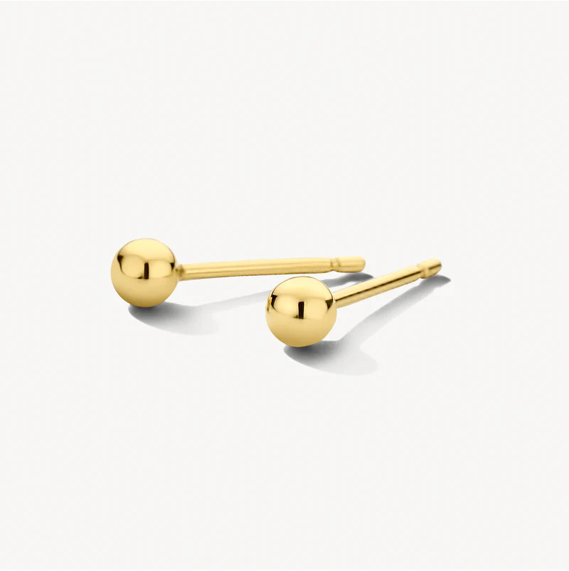 Deze tijdloze ronde oorstekers hebben een doorsnede van 3 mm en zijn gemaakt van 14k geelgoud. Het klassieke, simpele ontwerp doet het goed op zichzelf maar ook in combinatie met andere (oor)sieraden uit onze collectie.