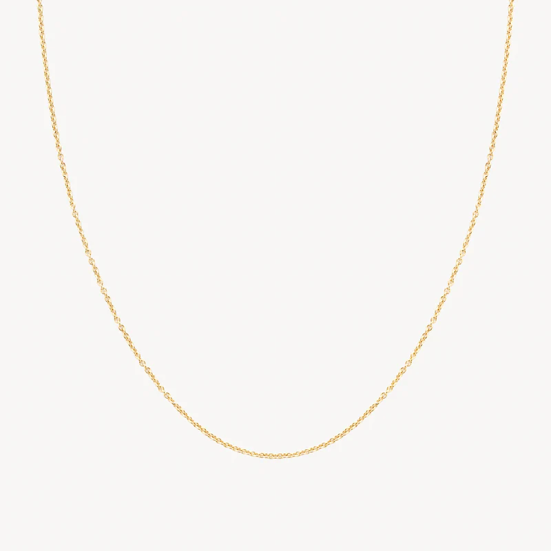 Perfect basics . Dit 14 karaats geel gouden ankercollier heeft een lengte van 45 centimeter. De breedte van de schakels is 0,55 millimeter. De geel gouden ketting is geschikt voor alle hangers van Blush, maar kan ook zo gedragen worden als stijlvolle en sophisticated accessoire. Dit tijdloze sieraad is een elegant sieraad voor elke gelegenheid en daarmee een perfecte aanvulling op je sieraden collectie.