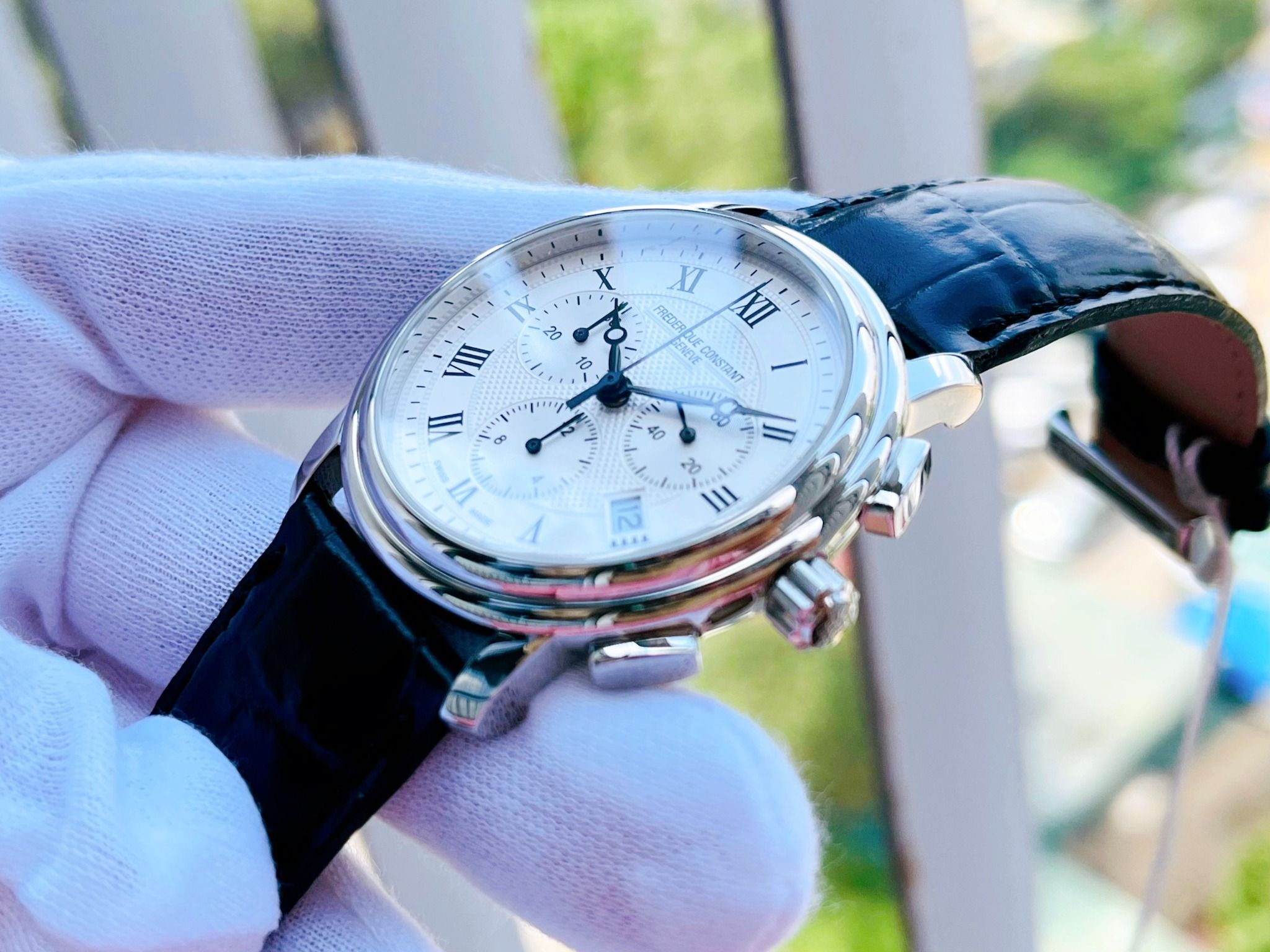 De Frederique Constant FC-292MC4P6 is een elegante polshorloge met verfijnd design. Het biedt precisie en stijl met zijn klassieke wijzerplaat en hoogwaardige afwerking. Draag deze tijdloze horloge op formele gelegenheden of dagelijkse outfits voor een vleugje luxe. Perfect te combineren met zowel zakelijke als casual kleding. Ideaal voor de modebewuste gentleman.