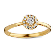 De Ring Emma 0,20 crt. Labaratorium diamant is vervaardigd uit 18 karaat geelgoud. De ring is nikkelvrij, ideaal voor gevoelige huiden. Draag deze stijlvolle ring als statement stuk op zichzelf of combineer met andere gouden sieraden voor een verfijnde look. Perfect voor alledaagse elegantie of speciale gelegenheden.