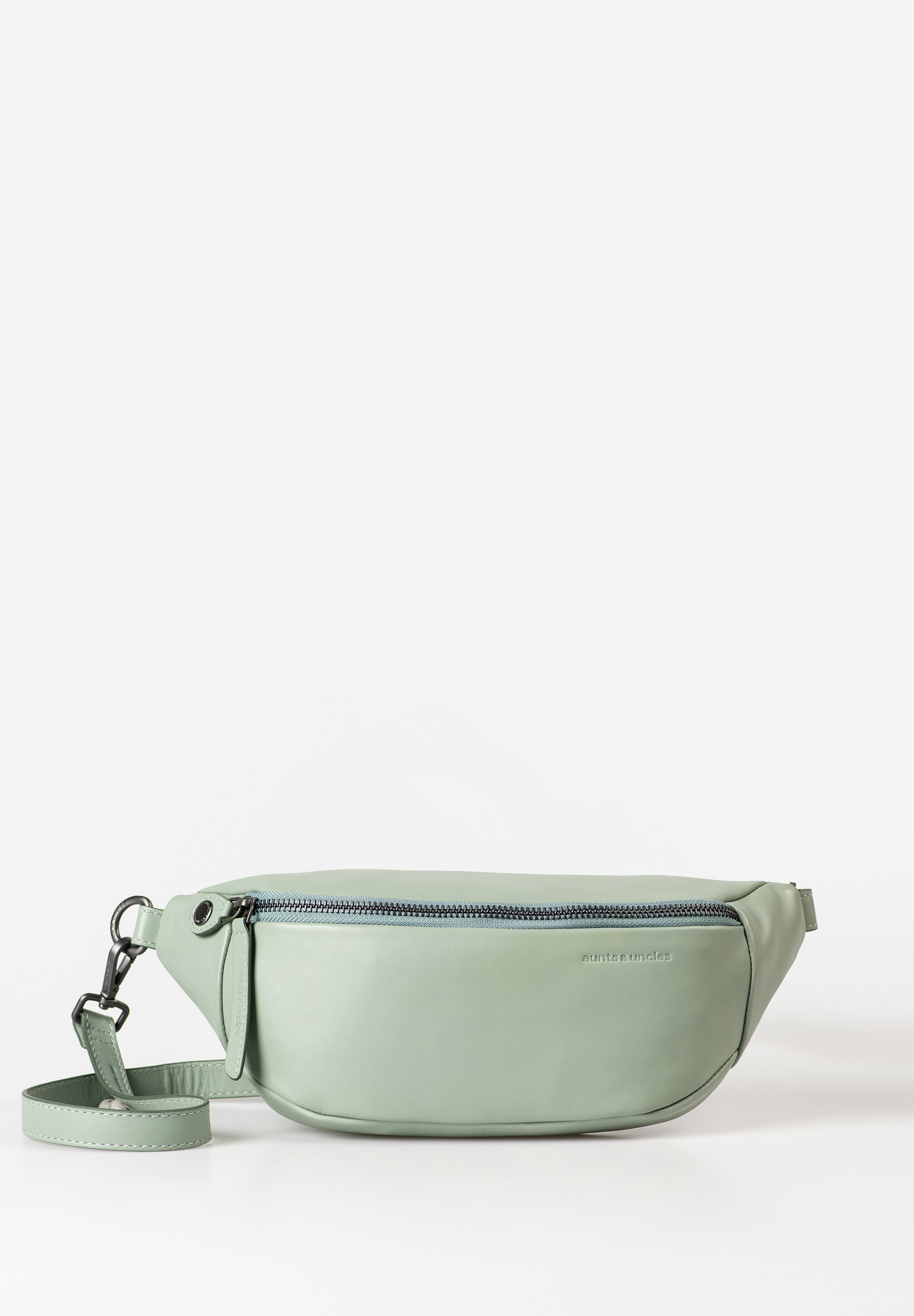 aunts & uncles – BILBERRY heuptas (sage green)
De Bilberry uit de Jamie’s Orchard collectie van aunts & uncles is veel meer dan een retro knipoog naar de jaren 80 en 90. Deze stijlvolle heuptas combineert praktische functionaliteit met een modern design – perfect voor dagelijks gebruik, festivals of op reis. Draag Bilberry klassiek om de heup of gebruik de verstelbare schouderband om ‘m als crossbody bag over je borst of rug te dragen.

Waarom kiezen voor de Bilberry heuptas?
✔ Compact & ruim: Met een inhoud van ca. 2,5 liter biedt deze tas genoeg ruimte voor je essentials zoals smartphone, portemonnee en sleutels.
✔ Flexibel draagcomfort: Dankzij het afneembare tussenstuk pas je de lengte van de band eenvoudig aan.
✔ Handige opbergvakken: Hoofdvak met ritssluiting, een binnenvak met rits, een extra vak achterop én een ruim steekvak.
✔ Premium kwaliteit: Gemaakt van soepel, met de hand gewaxt rundsleer met een unieke uitstraling.
✔ Verfijnde afwerking: De tas is gevoerd met een stijlvol, bedrukt textiel en straalt pure ambacht uit.

Productspecificaties
Kleur: sage green

Inhoud: ca. 2,5 liter

Afmetingen: ca. 29,5 x 7 x 13 cm

Schouderbandlengte: ca. 44 – 105 cm

Materiaal: plantaardig gelooid, met de hand gewaxt rundsleer

Voering: zacht, bedrukt katoen

Collectie: Jamie’s Orchard

Onderhoud
Voor langdurig plezier van je Bilberry adviseren we het leer regelmatig te behandelen met een geschikt lederverzorgingsproduct. Zo blijft het soepel, beschermd en behoudt het zijn natuurlijke glans.

