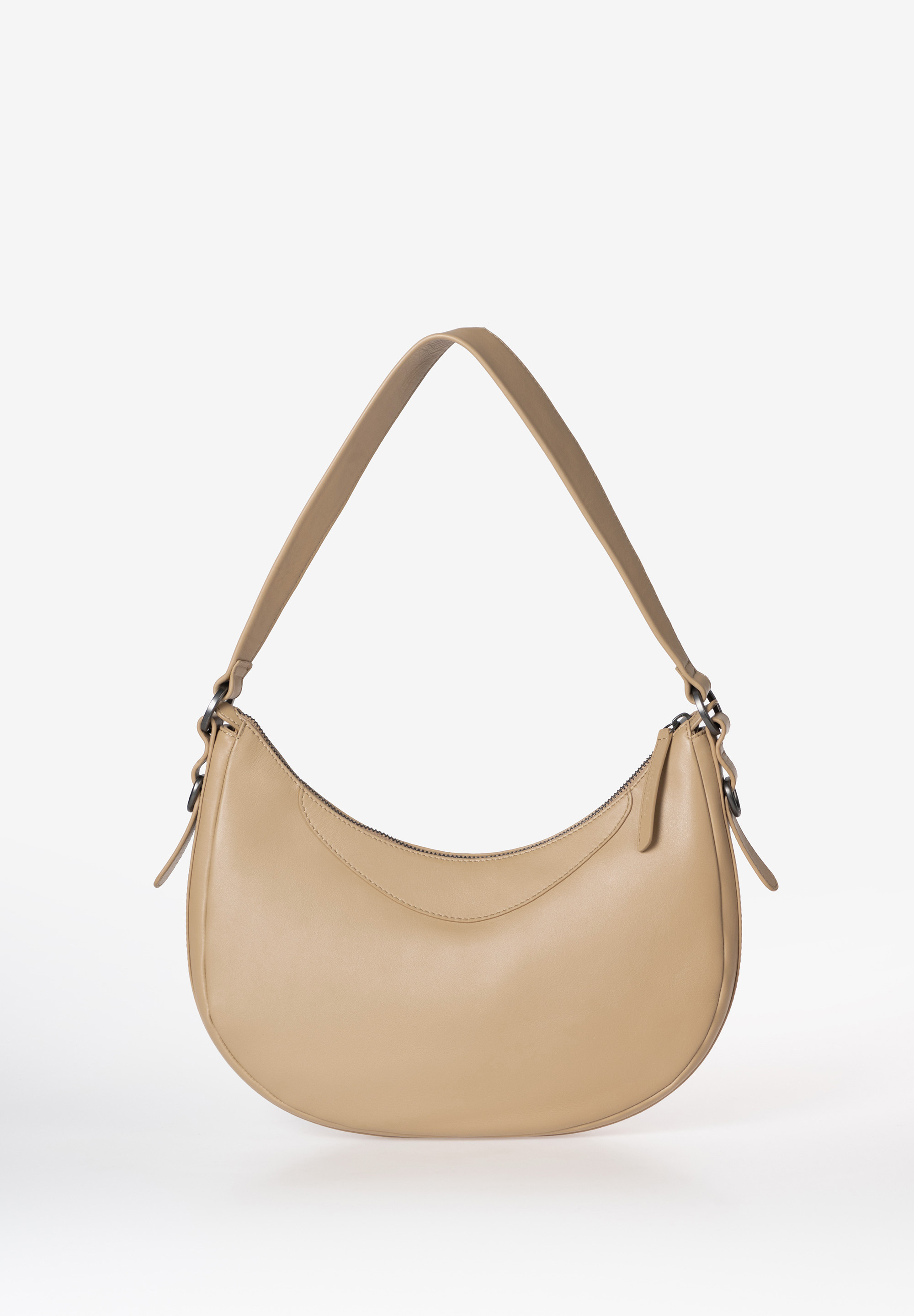 aunts & uncles – LILY Halfmoon Bag (portabella)
De Lily uit de Jamie’s Orchard collectie van aunts & uncles is een stijlvolle en compacte Halfmoon Bag, vervaardigd van hoogwaardig, duurzaam gelooid rundsleer. Met haar minimalistische vormgeving en zachte structuur vormt Lily zich elegant naar je lichaam – een moderne klassieker in de dop.

Waarom je Lily wilt hebben
✔ Compact maar ruim: Met een inhoud van 7 liter biedt Lily verrassend veel ruimte, ideaal voor je dagelijkse essentials.
✔ Slim ingedeeld: Binnenin vind je een ritsvak, groot steekvak, kaarthouder én een praktisch sleutelkoord.
✔ Verschillende draagopties: Draag haar elegant over je schouder met de brede, comfortabele band of gebruik de afneembare lange riem als crossbody – beide met extra schoudercomfort.
✔ Tijdloos design: De iconische Halfmoon-vorm maakt Lily gemakkelijk te combineren met zowel casual als chique outfits.
✔ Duurzame kwaliteit: Het stevige, met zorg gelooide en met de hand afgewerkte rundleer staat garant voor jarenlang plezier.
✔ Premium afwerking: Met een lichte, zachte voering en geleverd in een beschermende stofzak.

Productspecificaties
Kleur: portabella 

Inhoud: ca. 7 liter

Afmetingen: ca. 33 x 8,5 x 26 cm

Gewicht: ca. 410 g

Materiaal: plantaardig gelooid en met de hand gewaxt premium-rundleer

Voering: lichtkleurig katoen

Draagopties: brede schouderband + afneembare crossbody strap met schouderpad

Collectie: Jamie’s Orchard

Inclusief: sleutelband en stofzak voor opbergen

Onderhoud
Voor het behoud van het soepele leer en de natuurlijke uitstraling raden we aan de tas regelmatig te behandelen met een geschikt lederonderhoudsproduct.