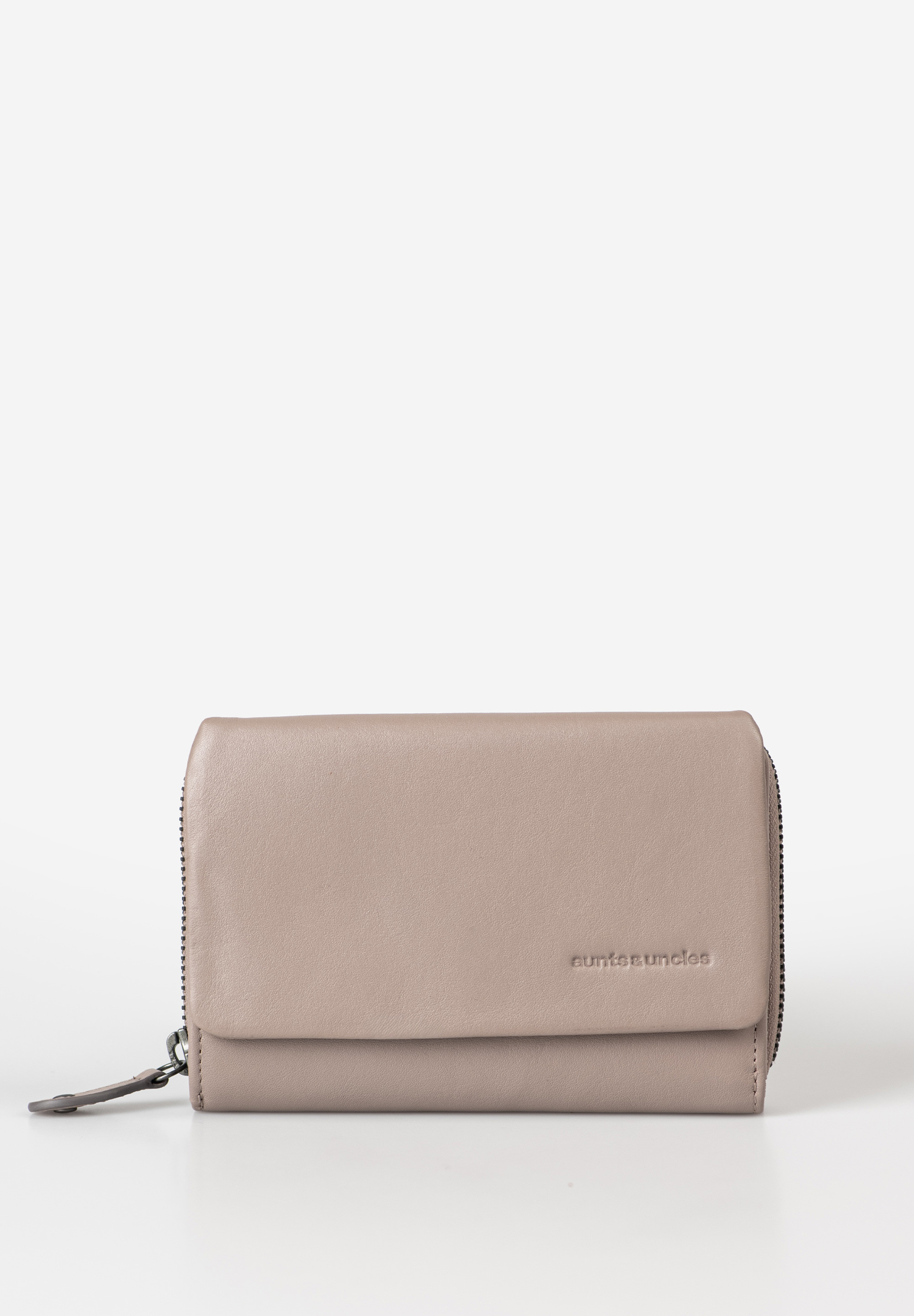aunts & uncles – DAHLIA portemonnee (sage green)
Ben jij iemand die graag overzicht en ruimte heeft in je portemonnee? Dan is de Dahlia uit de Jamie’s Orchard collectie van aunts & uncles precies wat je zoekt. Deze ruime damesportemonnee is gemaakt van duurzaam gelooid premium-rundleer en biedt volop plek voor pasjes, geld en bonnetjes – stijlvol, veilig en overzichtelijk.

Waarom de Dahlia portemonnee ideaal is
✔ Veel opbergruimte: Met 10 kaartsleuven, meerdere steekvakken, een ruim biljetvak en een muntvak met rits biedt Dahlia alles wat je nodig hebt.
✔ Extra ritscompartiment: De portemonnee beschikt over een groot compartiment met rondom lopende ritssluiting, inclusief 3 extra kaartsleuven, 2 steekvakken en een klein ritsvak.
✔ RFID-bescherming: Gevoelige gegevens op je passen zijn beschermd tegen ongewenste uitlezing dankzij geïntegreerde RFID-bescherming.
✔ Hoogwaardige afwerking: Het chique metalen logo op de voorkant en het stijlvolle katoenen binnenwerk zorgen voor een elegante uitstraling.
✔ Duurzaam & verfijnd: Gemaakt van met de hand gewaxt, plantaardig gelooid rundleer – een portemonnee die lang meegaat én mooier wordt met de tijd.

Productspecificaties
Kleur: sage green (zachtgroen)

Afmetingen: ca. 14,5 x 3 x 10 cm

Materiaal: met de hand gewaxt, plantaardig gelooid rundleer

Voering: bedrukt katoen

Indeling:

10 kaartsleuven

3 grote steekvakken

1 biljetvak

Muntvak met ritssluiting (achterzijde)

Groot vak met rondomlopende ritssluiting (met extra vakjes en ritsvakje)

Veiligheid: met RFID-bescherming

Extra: geleverd in luxe bewaarverpakking

Collectie: Jamie’s Orchard

Onderhoud
Behandel het leer af en toe met een geschikt lederverzorgingsproduct om het soepel te houden en te beschermen tegen uitdroging. Zo blijft je Dahlia jarenlang in topconditie.