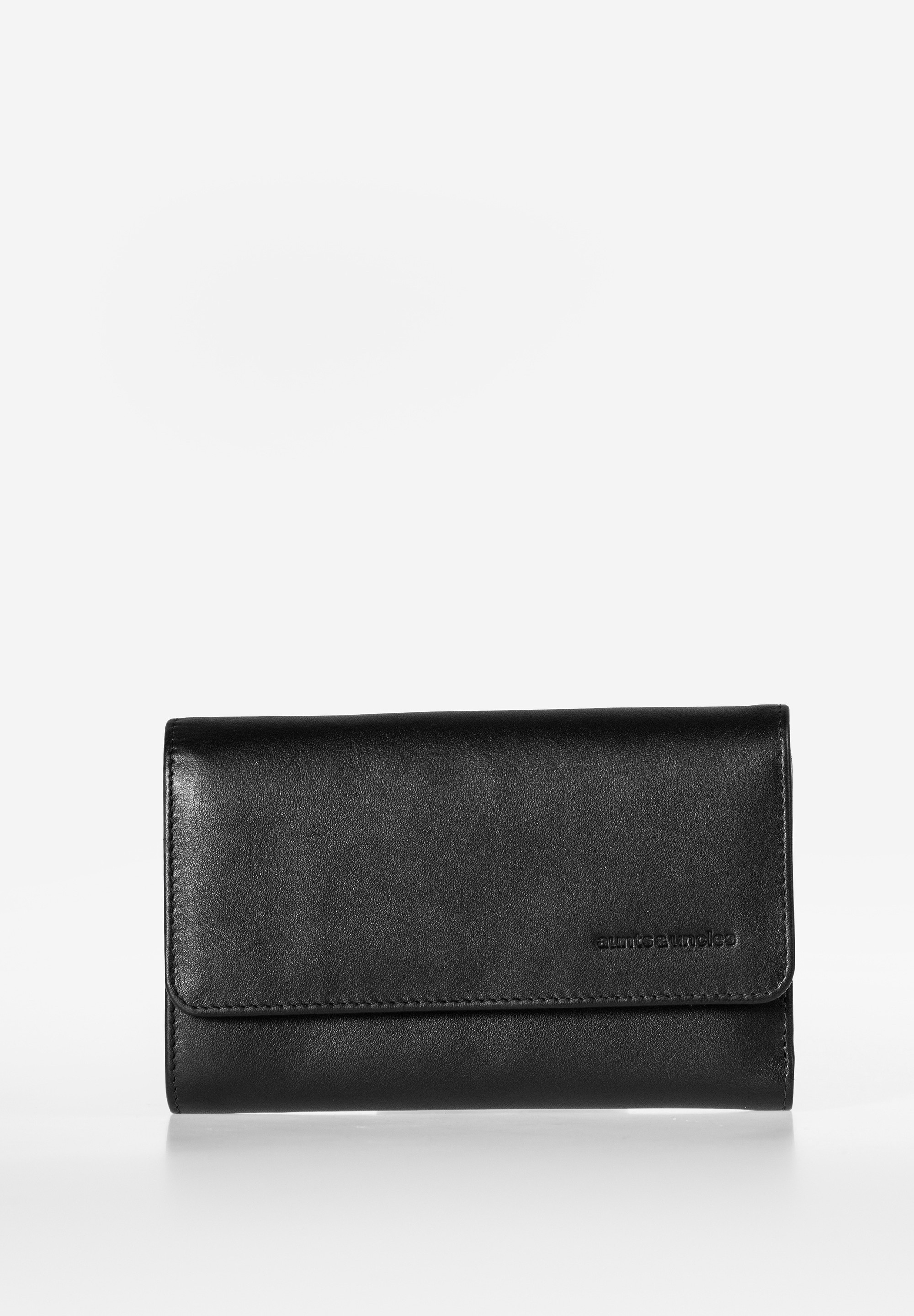 aunts & uncles – HYME portemonnee (jet black)
De Hyme portemonnee combineert stijl, overzicht en functionaliteit in één design. Gemaakt van zacht premium leer, biedt deze ruime overslagportemonnee volop plek voor al je kaarten, biljetten en muntgeld, terwijl een speciale RFID-bescherming jouw gegevens veilig houdt.

Waarom kiezen voor Hyme?
✔ Veel opbergruimte: Met 12 kaartsleuven (waarvan één transparant), twee biljetvakken en vier ruime steekvakken is er altijd plek voor al je essentials.
✔ Handig muntvak & extra vakken: Het onderverdeelde muntvak en twee ritsvakken (binnen- en buitenzijde) houden je kleingeld en belangrijke spullen veilig en overzichtelijk.
✔ RFID-bescherming: Beschermt je pasjes tegen ongewenste digitale uitlezing en datadiefstal.
✔ Hoogwaardige afwerking: Het zachte, plantaardig gelooide en met de hand gewaxt leer zorgt voor een luxe uitstraling en een lange levensduur.
✔ Stijlvolle voering: Binnenin afgewerkt met een gemusterd katoenen voering voor een extra touch.

Productspecificaties
Kleur: jet black (zwart)

Afmetingen: ca. 16 x 3,5 x 10 cm

Materiaal: plantaardig gelooid, met de hand gewaxt rundleer

Voering: bedrukt katoen

Indeling:

12 kaartsleuven (1 transparant)

2 biljetvakken

4 grote steekvakken

Onderverdeeld muntvak

2 ritsvakken (binnen en buiten)

Veiligheid: RFID-bescherming tegen digitale diefstal

Collectie: Jamie’s Orchard

Onderhoud
Gebruik een geschikt lederverzorgingsproduct om het leer soepel te houden en te beschermen tegen uitdroging, zodat je Hyme portemonnee er jarenlang mooi blijft uitzien.

