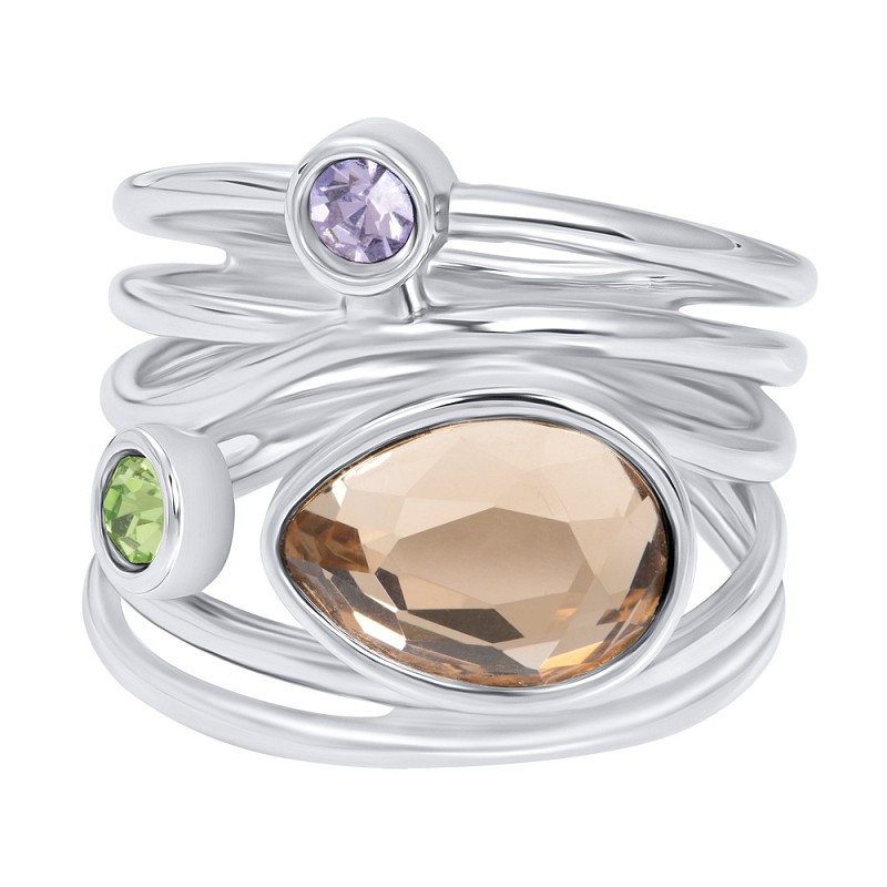 De iXXXi-ring Fame Bloom Violet is een single ring en is gemaakt van stainless steel. Het ontwerp bestaat uit een aantal dunne ringetjes langs elkaar met bovenop drie verschillende stenen: twee kleine ronde steentjes en één grotere steen in een elegante druppelvorm.