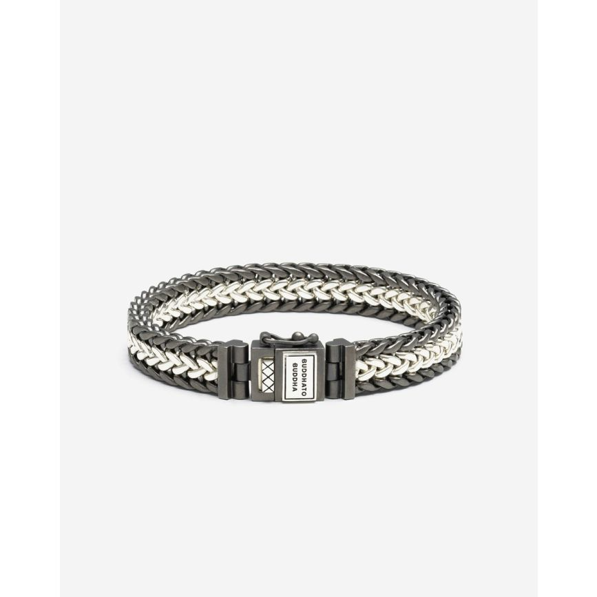Het unieke ontwerp van de Julius Armband is ook verkrijgbaar als Julius Black Ruthenium Duotone Zilver Armband. Deze vernieuwde versie van de Julius Armband wordt gekenmerkt door een matte rhodium finishing en gepolijste zilveren details. De sieraden uit de Julius collectie van Buddha to Buddha zijn gebaseerd op een traditioneel weefpatroon. Ontworpen in Amsterdam en handgemaakt in Zuid-Oost Azië van gerecycled zilver met een Rhodium finish. Let op! Deze unieke rhodium finish is zo ontwikkeld dat je sieraad een vintage look krijgt naarmate je het draagt. Zo ontwikkel je een eigen look, passend bij jouw levensstijl. Welke mijlpalen bereik jij met deze Julius Armband?