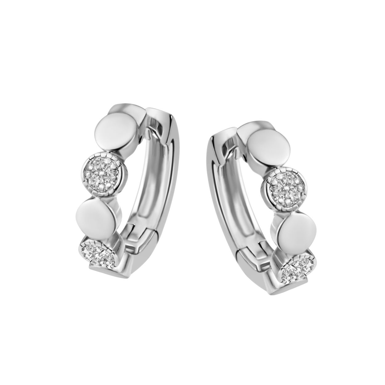 ein Paar Creolen aus Weißgold, ideal für einen eleganten, stilvollen Auftritt. Diese Ohrringe passen perfekt zu formeller Kleidung oder verleihen einem lässigen Outfit einen Hauch von Raffinesse. Kombinieren sie sie mit dem Passenden Anhänger und dem passenden Ring. Tragen Sie sie mit hochgestecktem Haar oder bei kurzen Frisuren, um ihren Glanz zur Geltung zu bringen. 